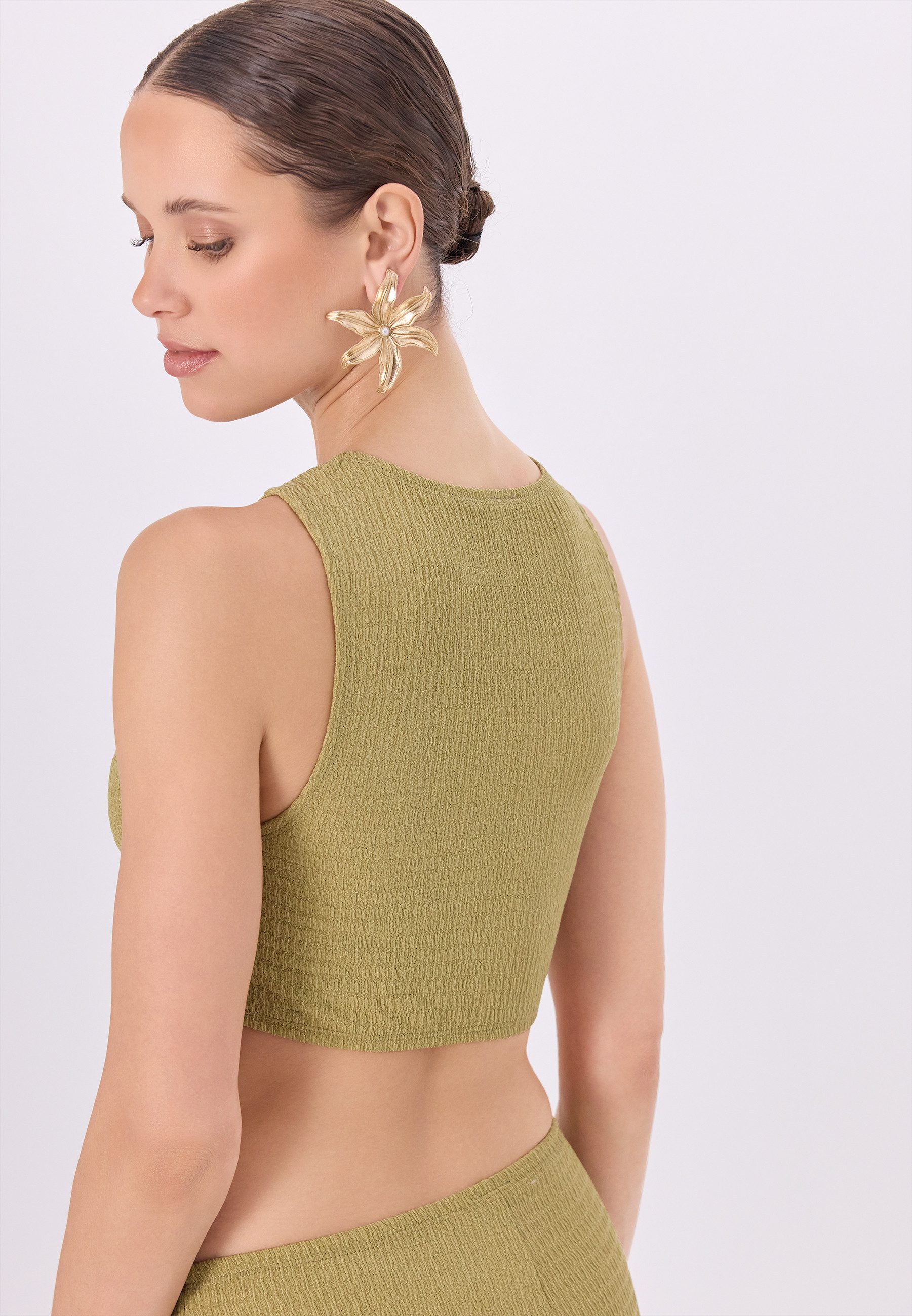 LSCN by LASCANA Crop-Top aus weicher Crinkleware mit Zieraccessoire – Bild 3 von 5