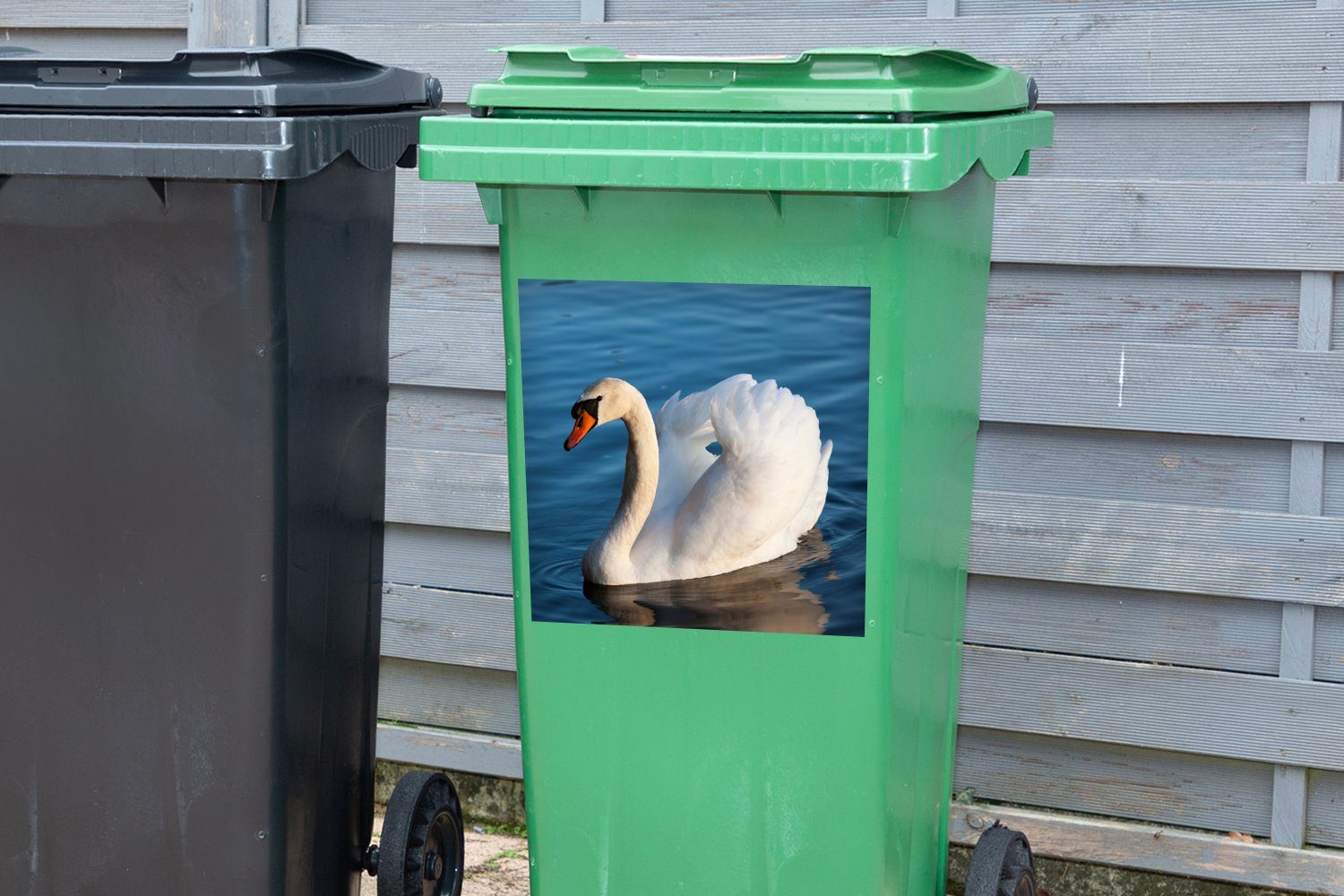 Schwan Mülltonne, MuchoWow Sticker, Mülleimer-aufkleber, - Weiß Wasser (1 - - Vogel Wandsticker Abfalbehälter Container, St),