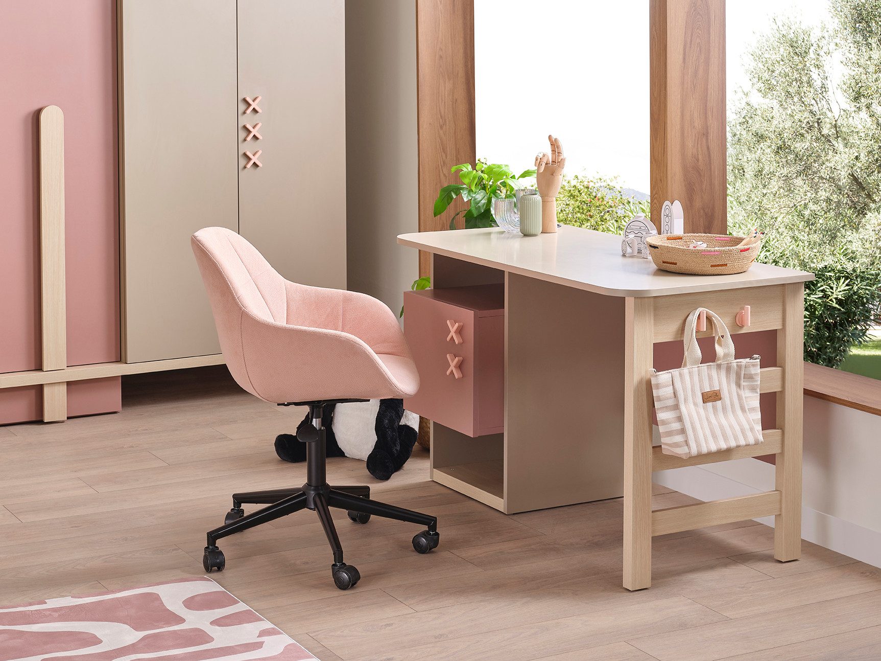 Möbel-Zeit Schreibtisch NORDIC – in Beige & Rosa – Inkl. Taschenhaken & Regalfächern