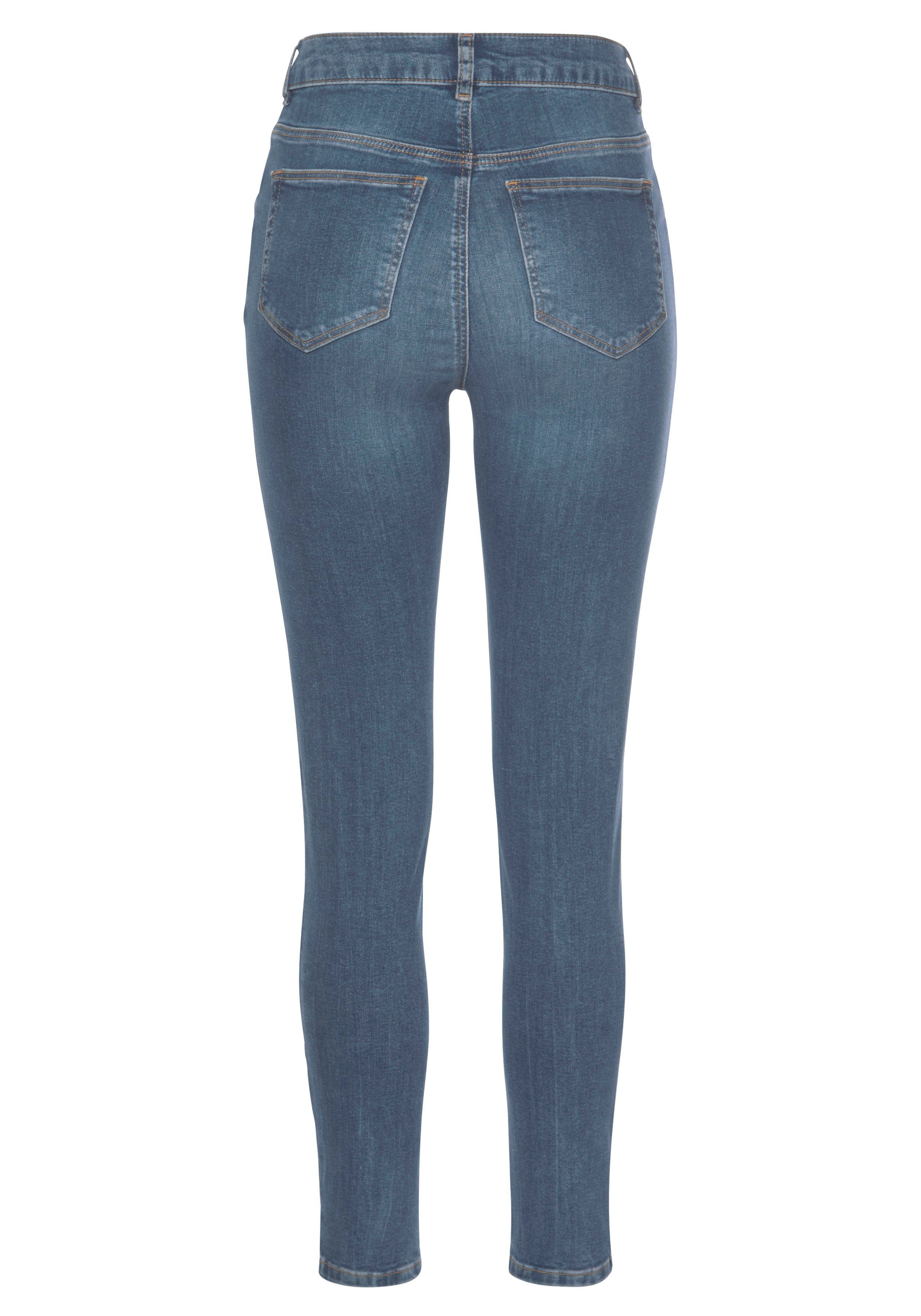 LASCANA blue-washed High-waist-Jeans Knopfleiste mit sichtbarer