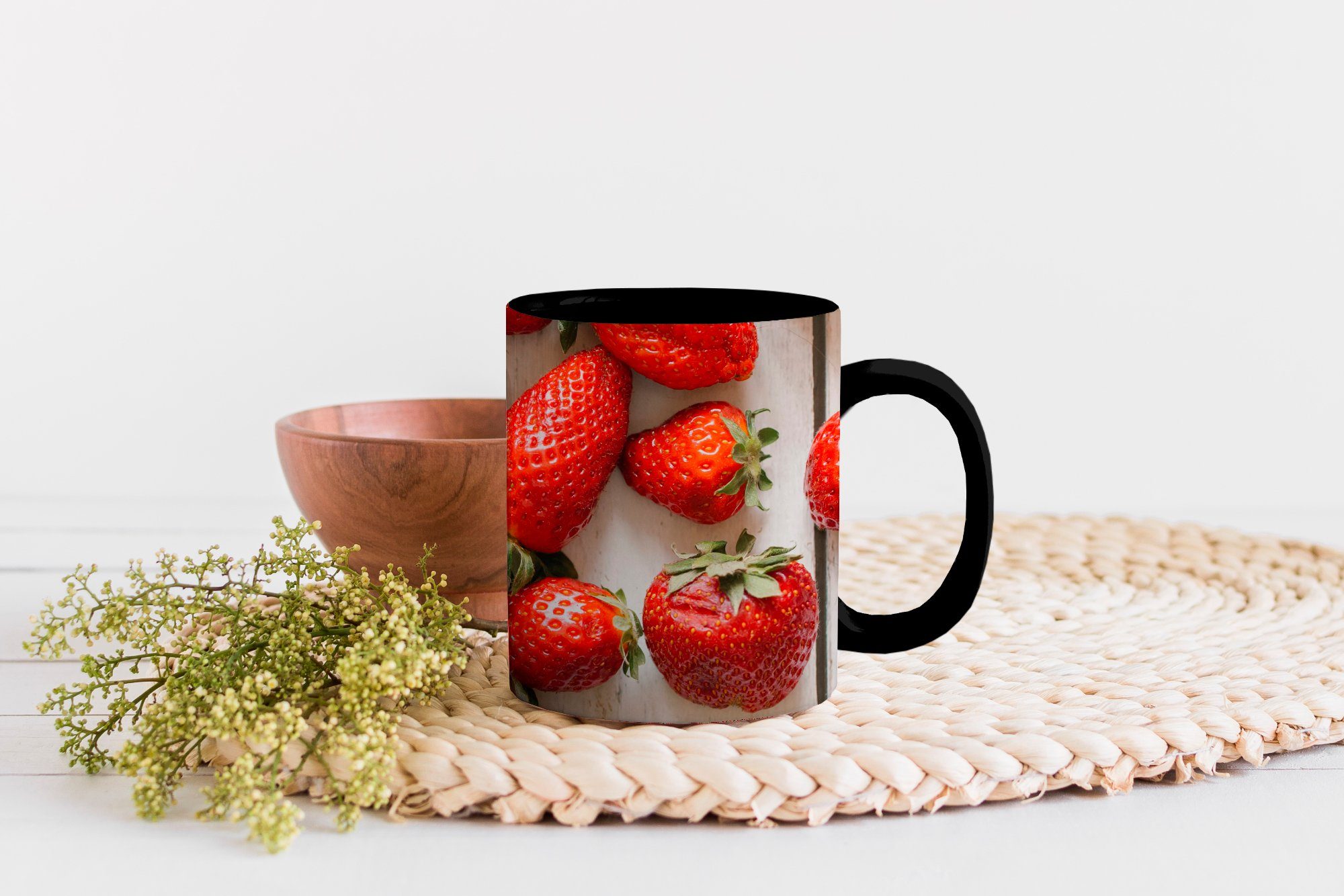 Keramik, Kaffeetassen, MuchoWow Farbwechsel, Tasse - Tisch, - Geschenk Erdbeere Zaubertasse, Obst Teetasse,