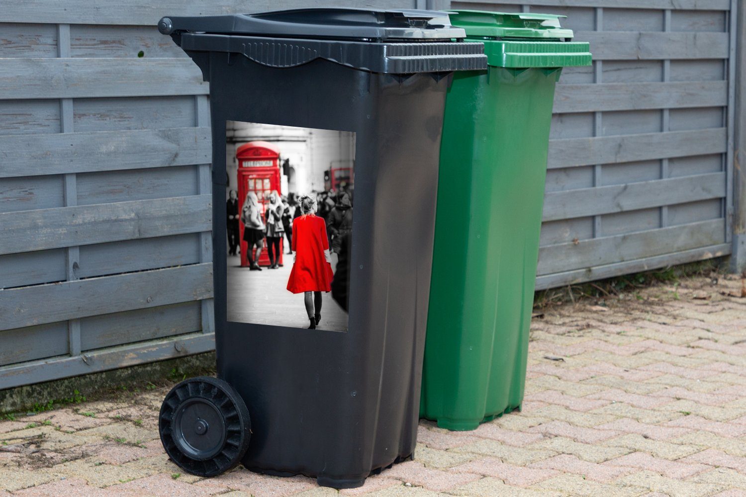 (1 Mülleimer-aufkleber, einer roten Wandsticker MuchoWow Container, Schwarz-Weiß-Foto einer die Sticker, Frau die Jacke, Mülltonne, St), in Abfalbehälter durch