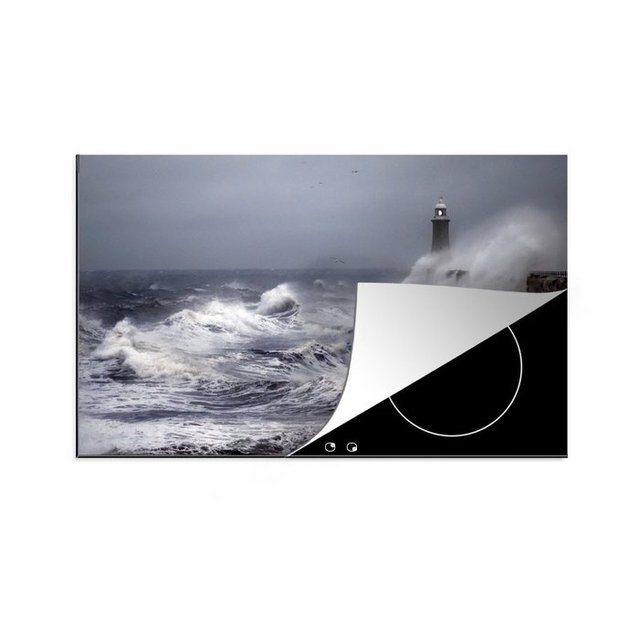 MuchoWow Herdblende-/Abdeckplatte Eine Meereswelle landet auf dem Kai in der Nähe eines Leuchtturms Vinyl (1 tlg) induktionskochfeld Schutz für die küche Ceranfeldabdeckung