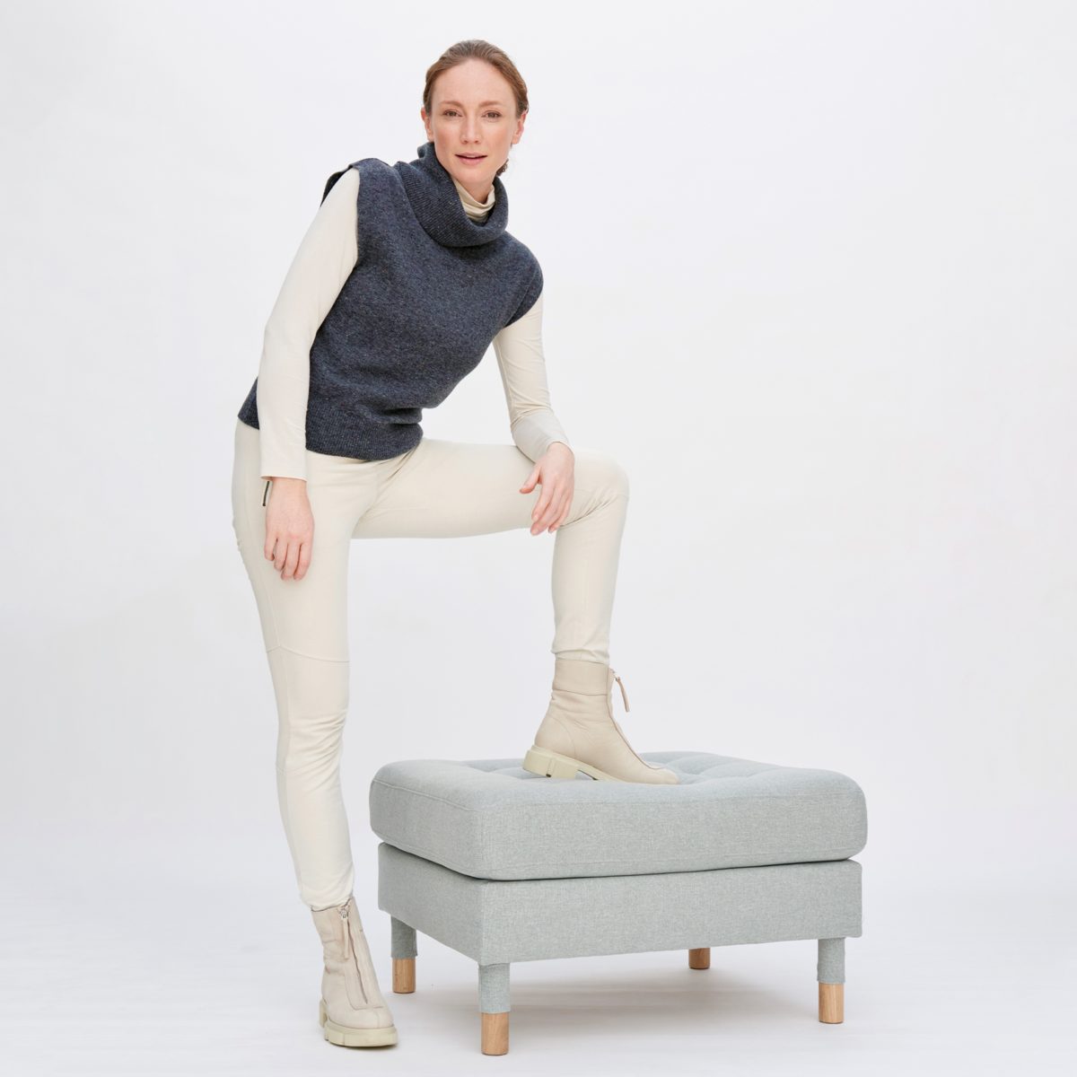 mit LIVING Panel-Schnitt Relaxhose LAURA CRAFTS trendigem Powder Stone Trackpants-Look