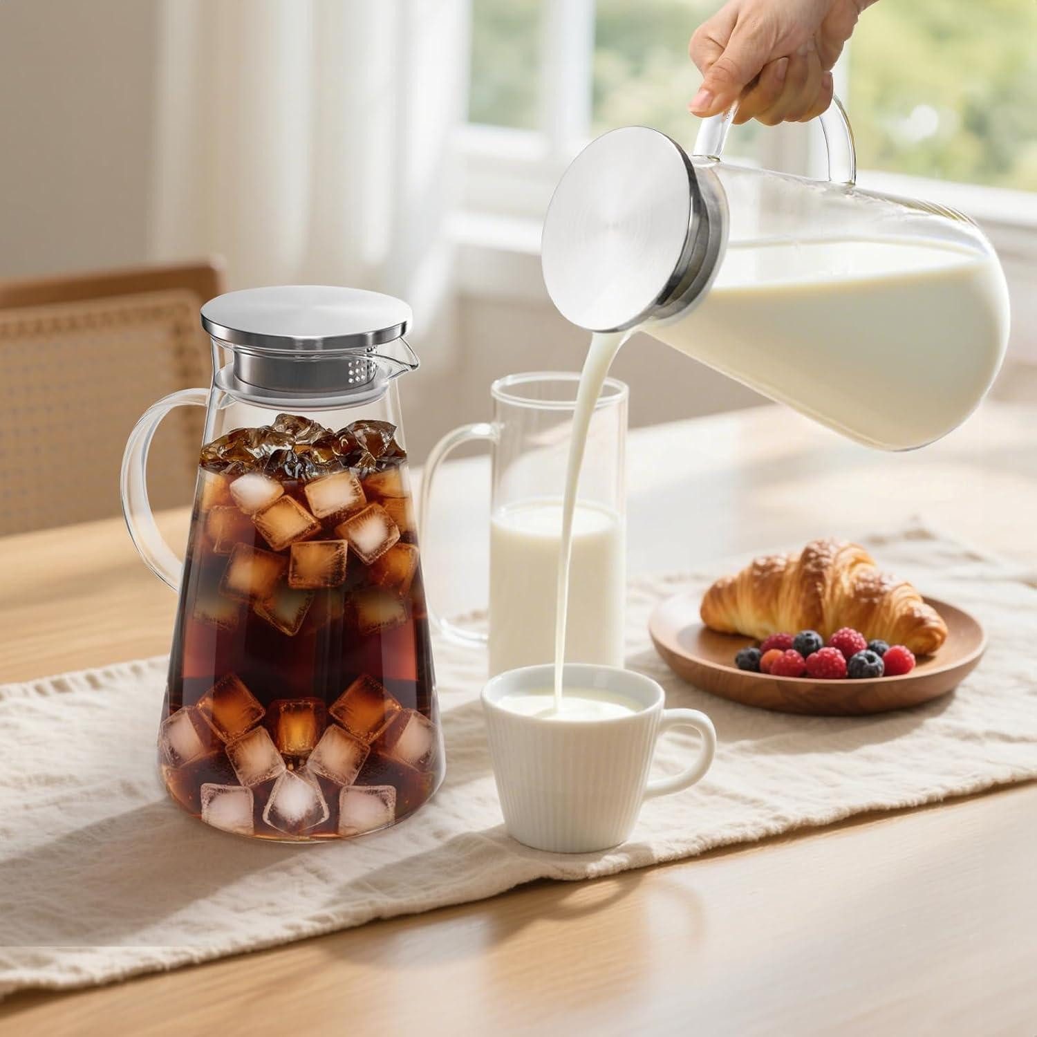 LuxusKollektion Wasserkaraffe Glaskaraffe 2 Liter mit Edelstahl Ausgießer und Deckel aus
