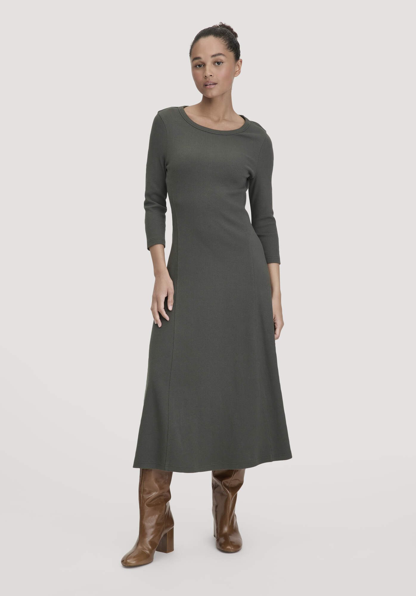 Hessnatur Jerseykleid Midi Slim aus Bio-Baumwolle (1-tlg) günstig online kaufen