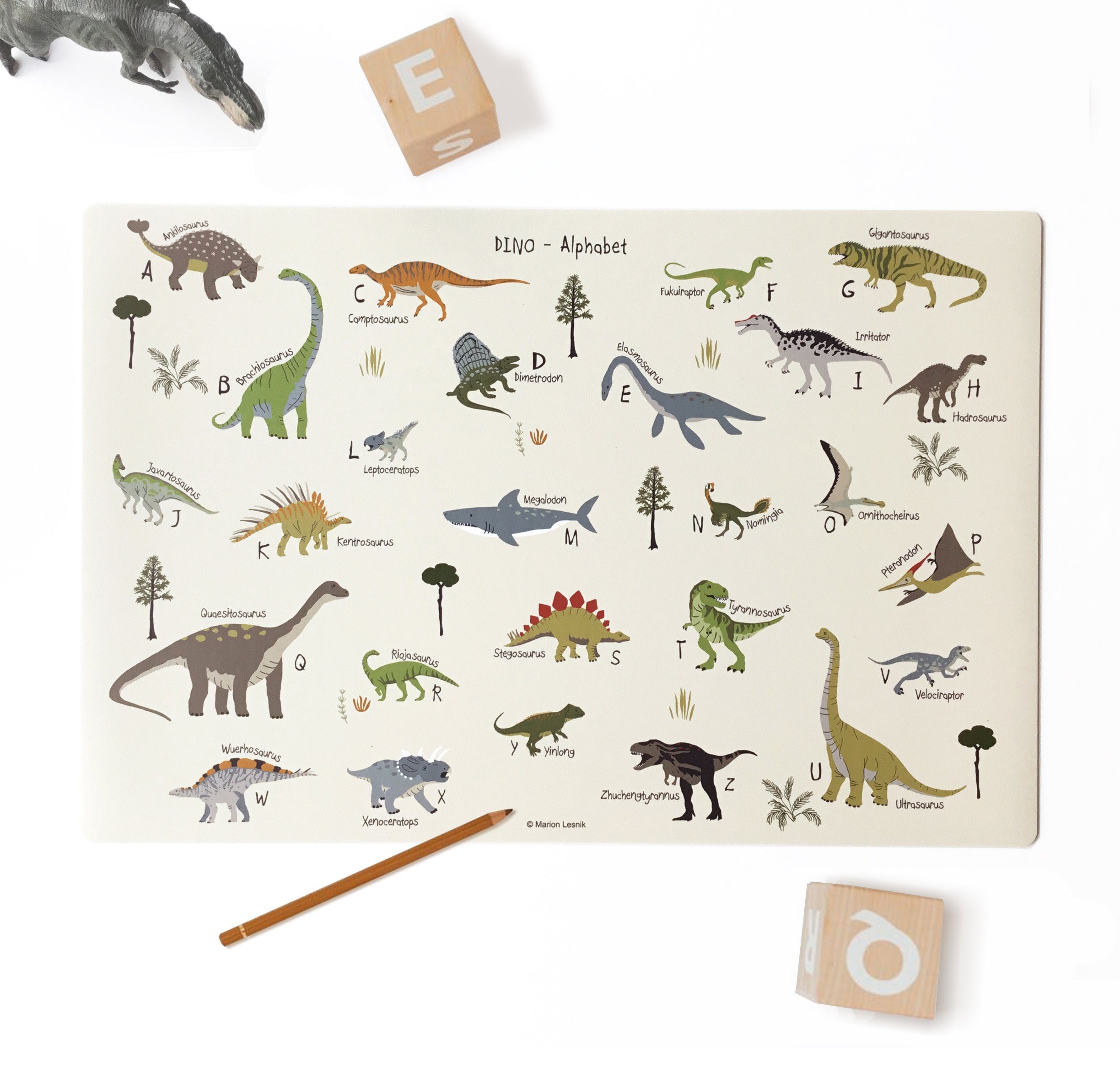 cover-your-desk.de Schreibtischunterlage Schreibtischunterlage für Kinder und Erwachsene – “Dinosaurier ABC“ – aus Vinyl – 60 x 40 cm – Made in Germany, (1 tlg)