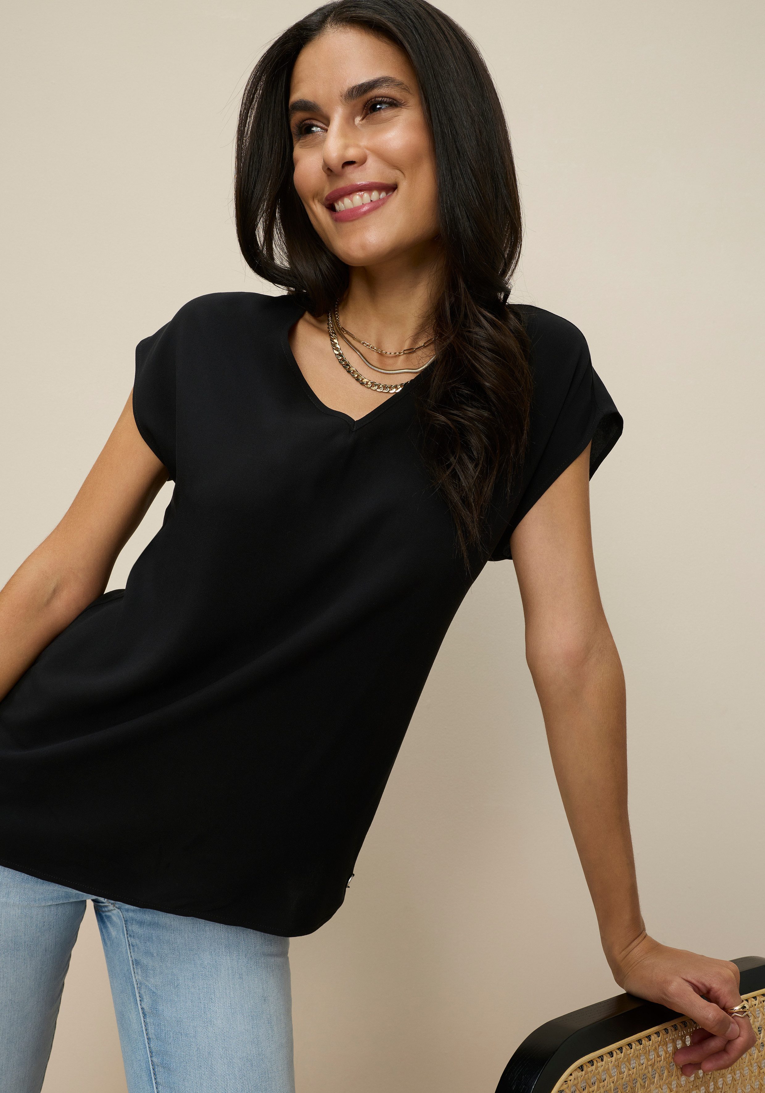 Tamaris Shirtbluse in Lässiger Form mit V-Ausschnitt