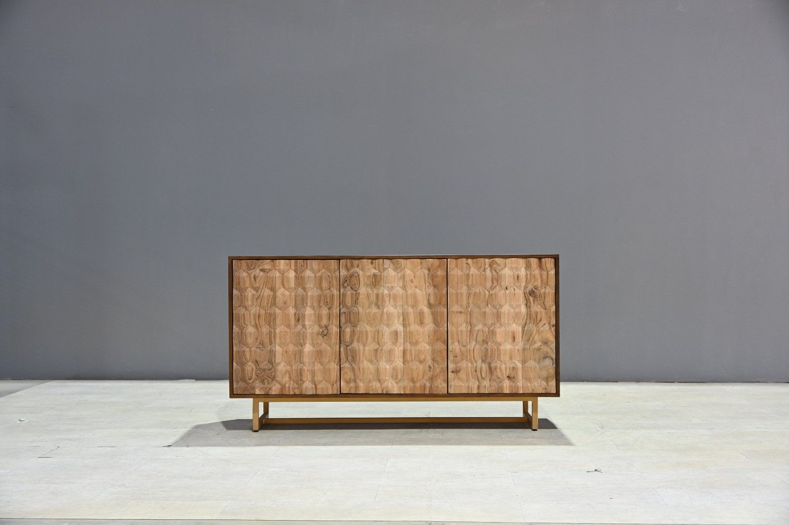 Sitheim-Europe Sideboard Sideboard 145 cm 3D-Wabenstruktur braun Akazienholz Metall gold (2 St), push-to-open-Mechanik