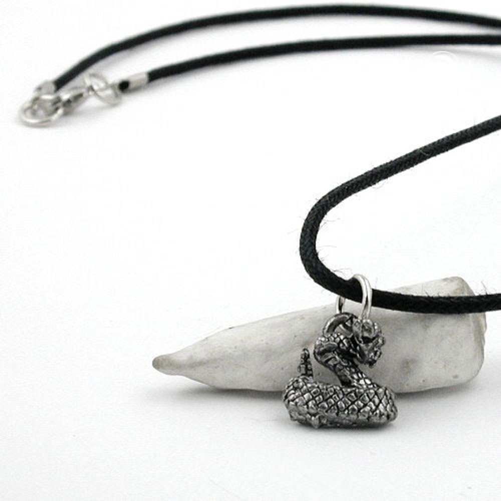 unbespielt Collier Kette mit Zinn-Anhänger kleine Schlange 45 cm Baumwollkordel, Modeschmuck für Damen und Herren