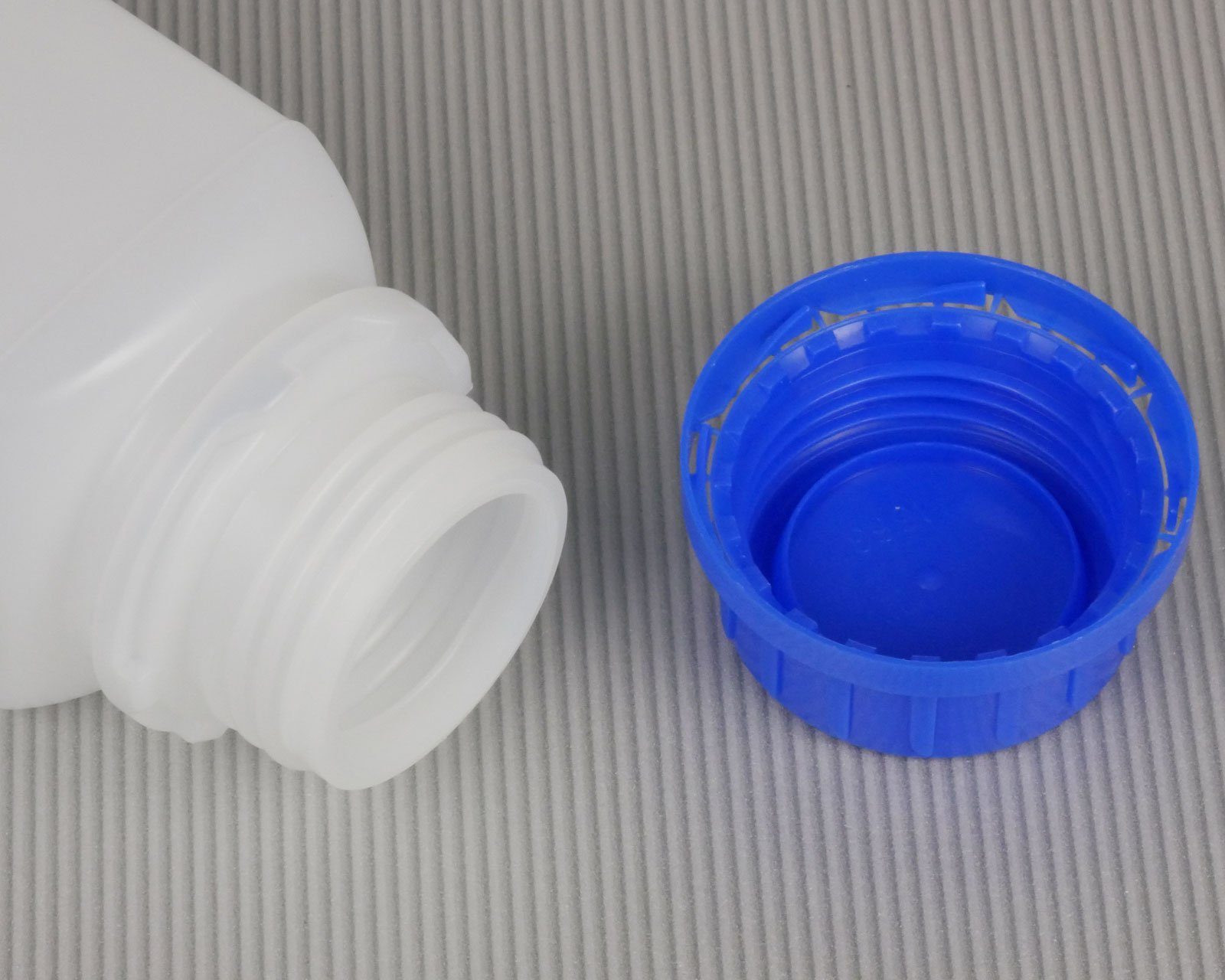 (5 Weithals-Flasche mit Deckel, ml OCTOPUS Kanister naturfarben, blauem vierkant, St) 5x 250