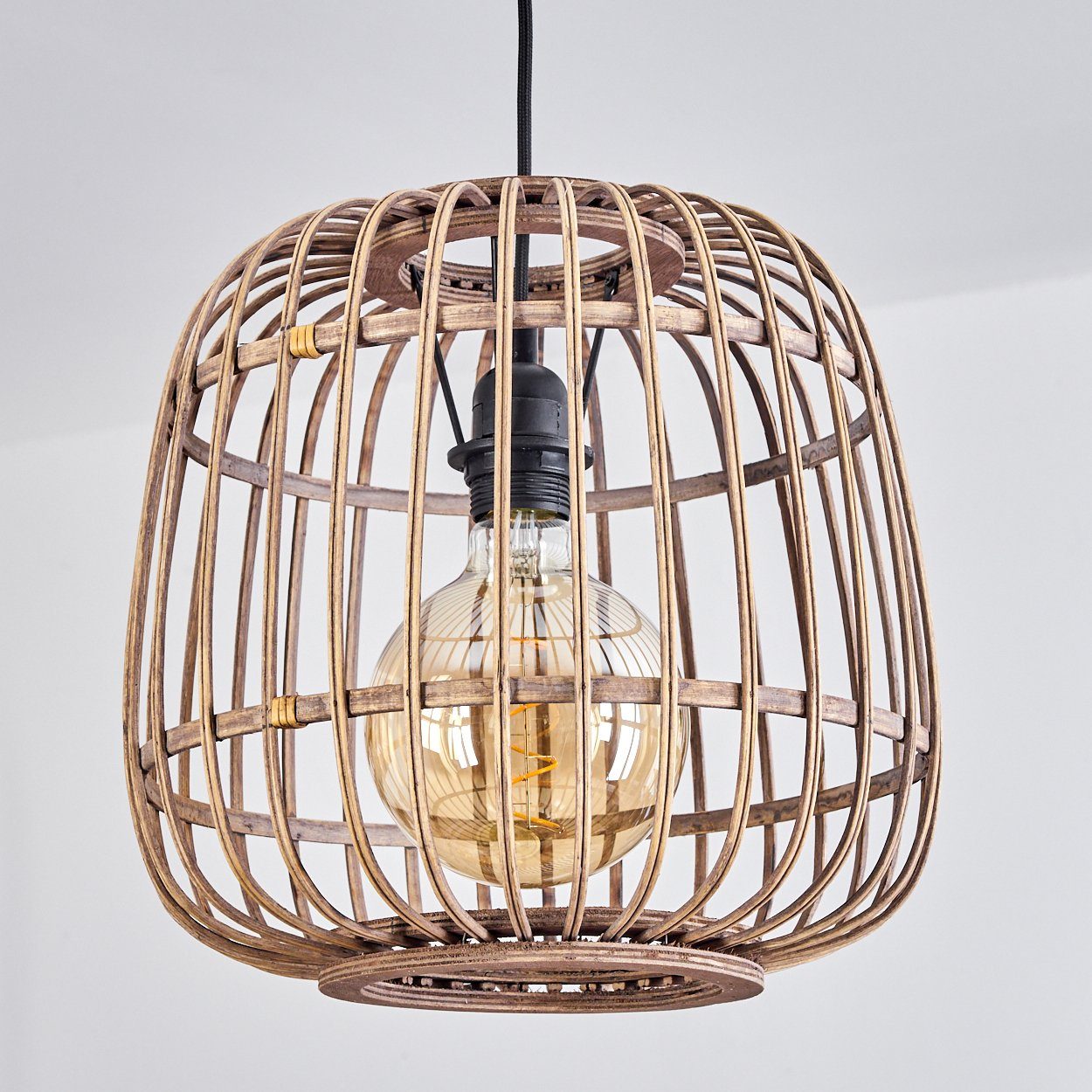 hofstein Hängeleuchte »Pontecagnano« Hängelampe aus Metall/Holz/Rattan in Schwarz/Natur, ohne Leuchtmittel, Pendelleuchte mit rundem Schirm in Boho-Design, E27. € 94,99