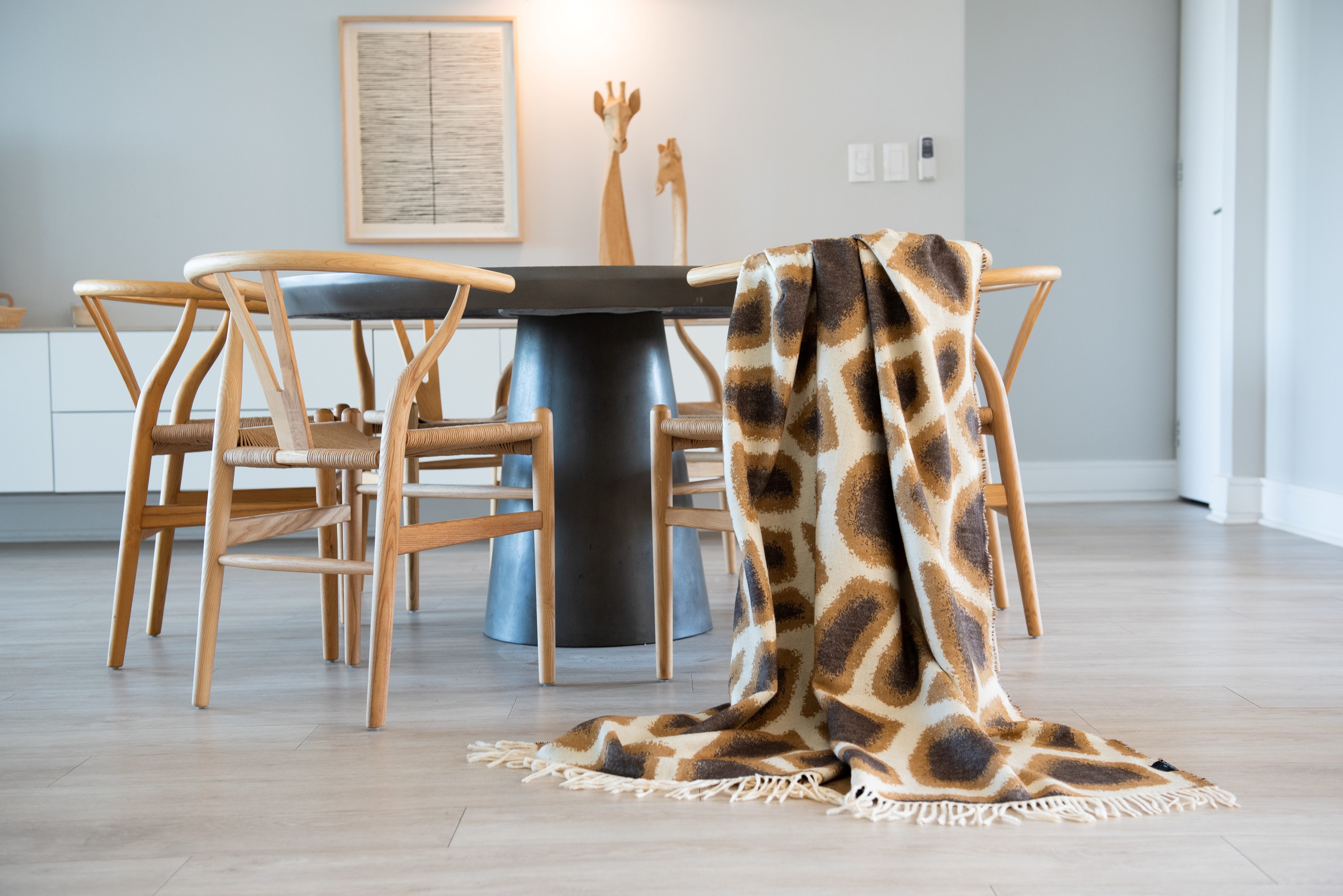 Plaid Decke aus 100 % superweiche, hypoallergene Mikrofaser, 180 × 140 cm, YAADU, Handgefertigt in Afrika aus traditioneller Webkunst