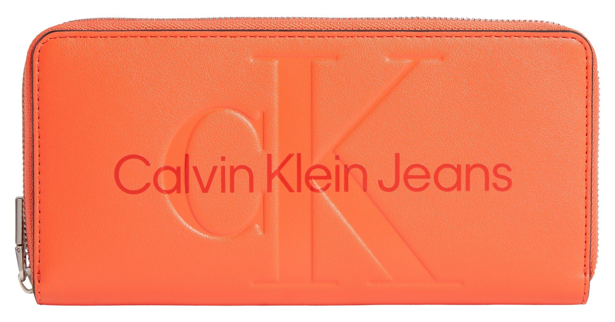 Calvin Klein Jeans Geldbörse SCULPTED ZIP AROUND MONO, mit großflächigem Markenlogo vorne Poppy