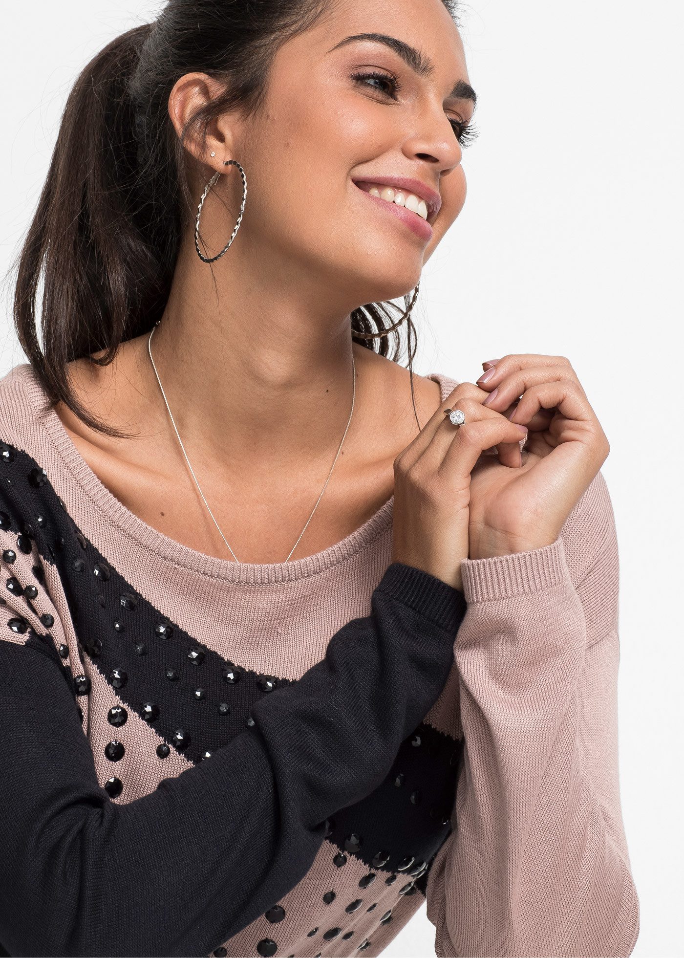 bonprix Longpullover lässig geschnitten, wunderschöne Schmucksteinchenapplikation