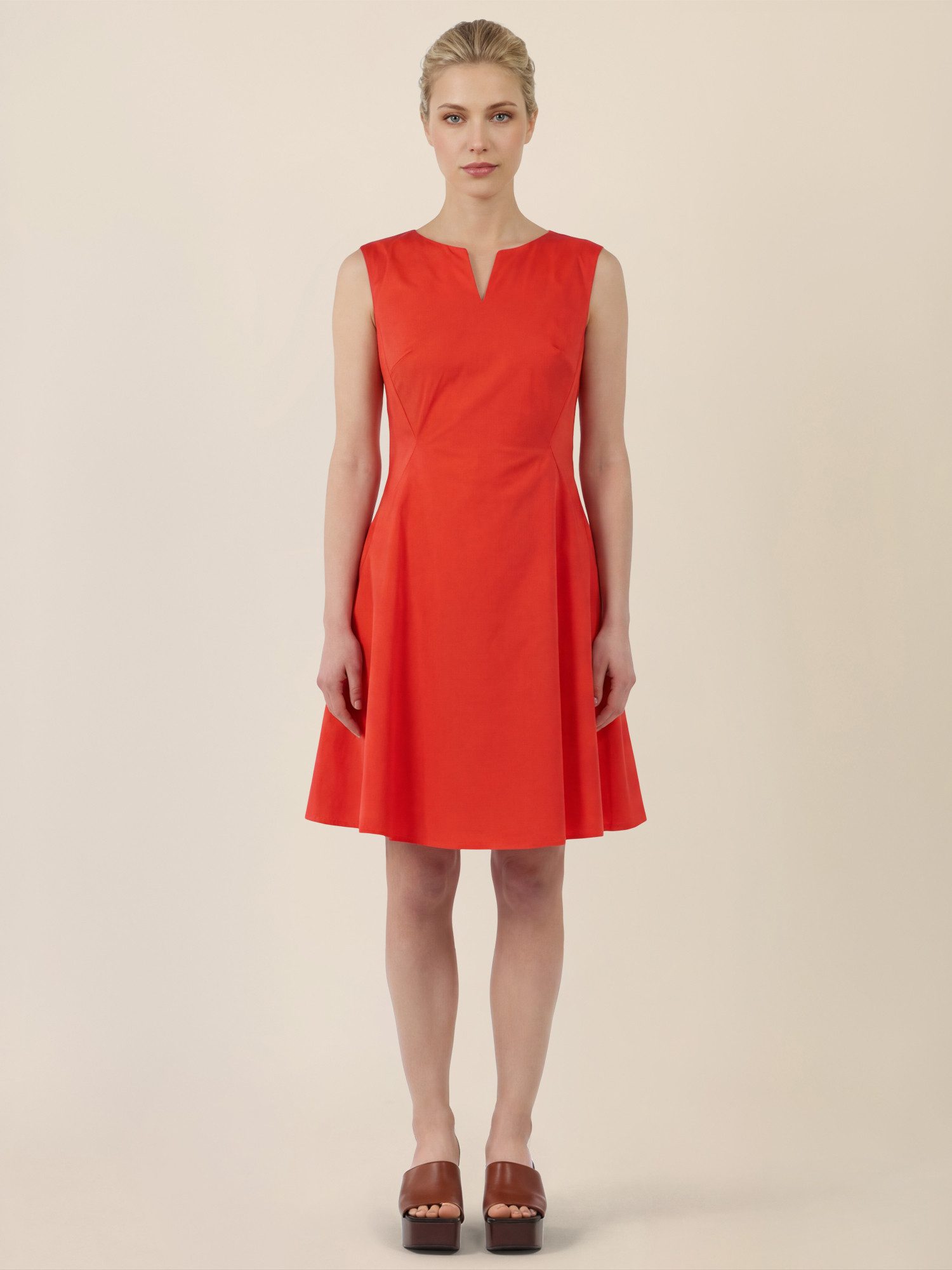 Apart Abendkleid mit modernem Ausschnitt