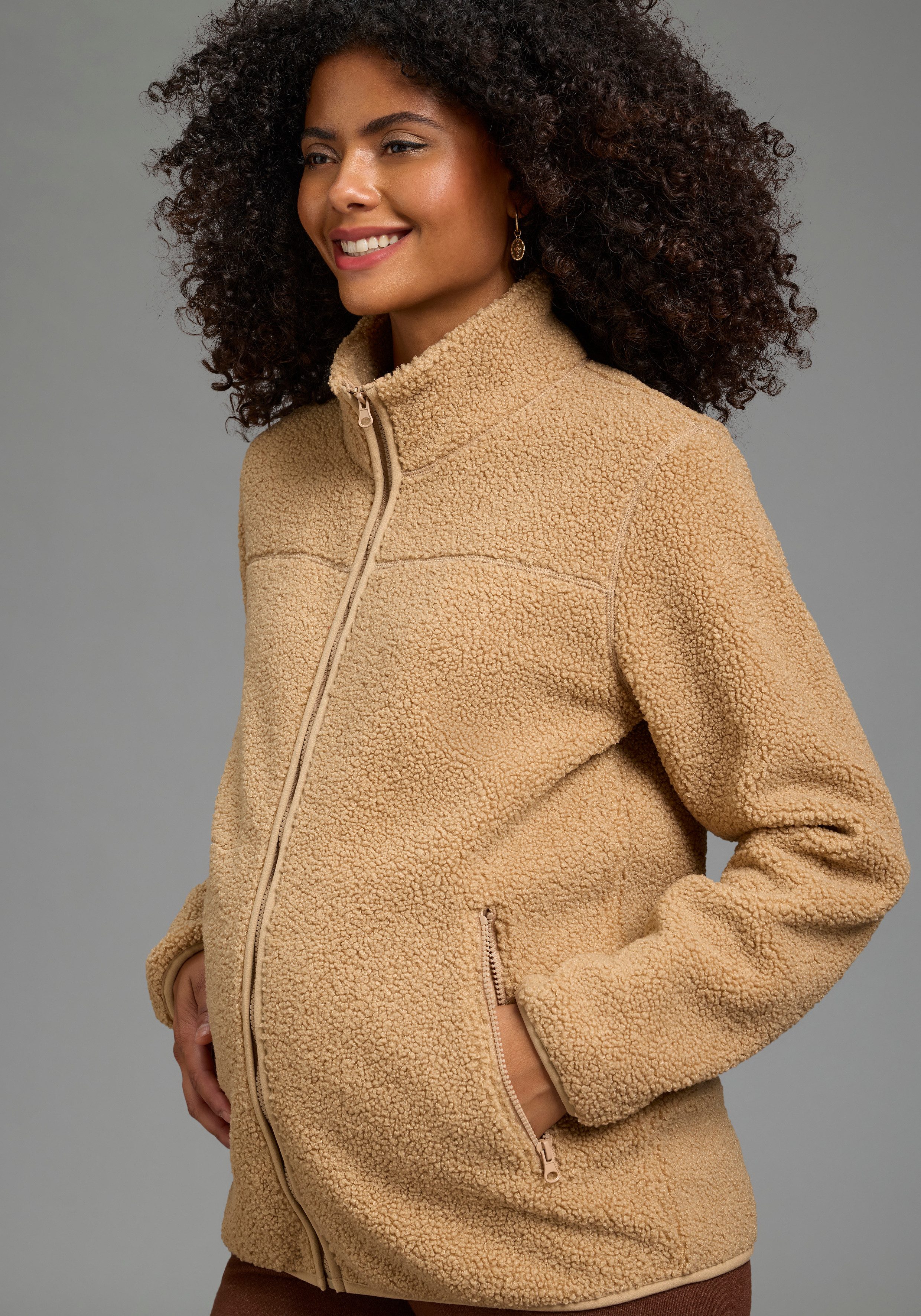 Neun Monate Umstandssweatjacke 2in1 Umstandsfleecejacke mit zippbaren Baby-Einsatz mit Stehkragen, aus weichem Fleece, bequeme Passform – Bild 3 von 5