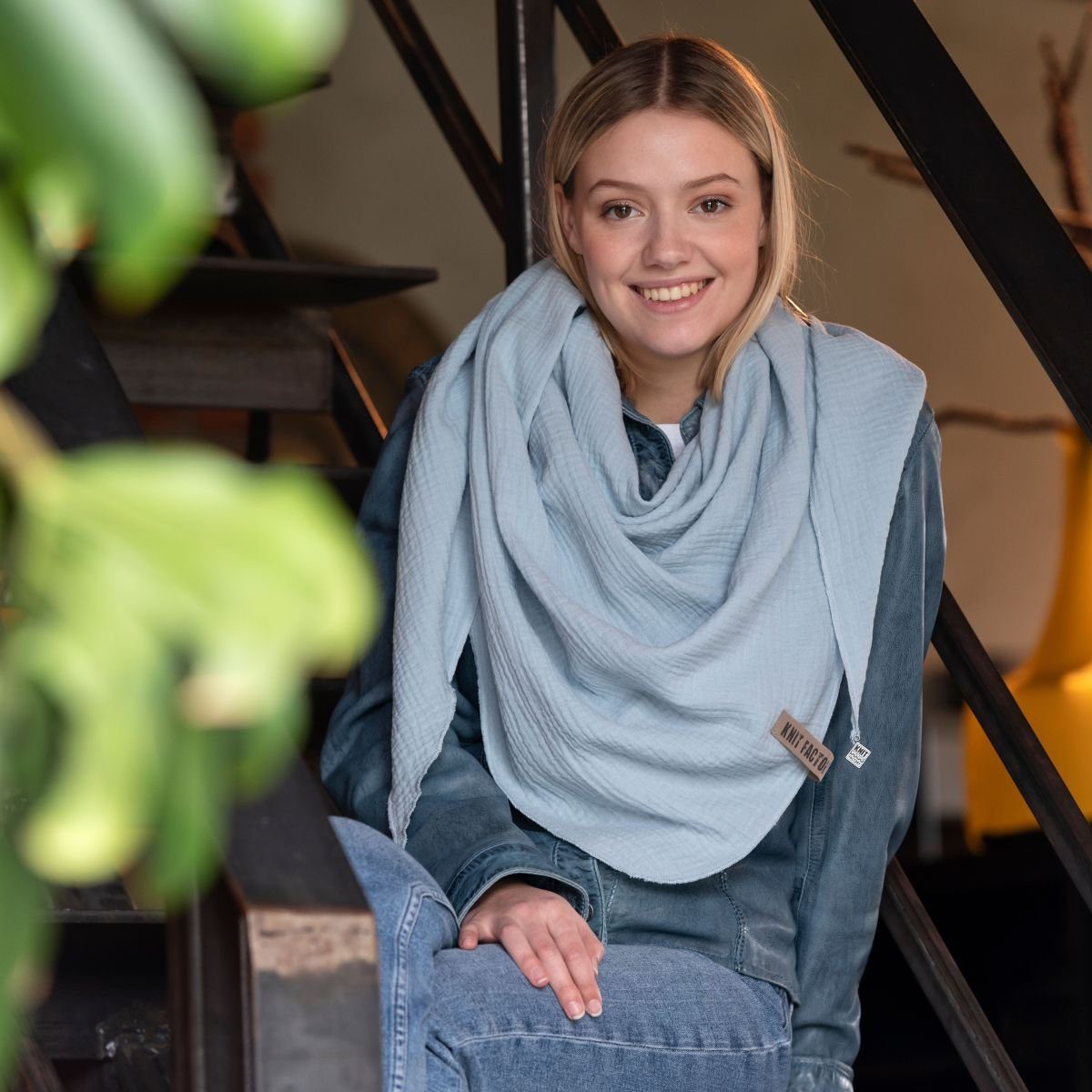 Knit Factory Schal Knit Factory Liv DreiecksSchal 190x85 cm Glatt Hellblau, günstig online kaufen