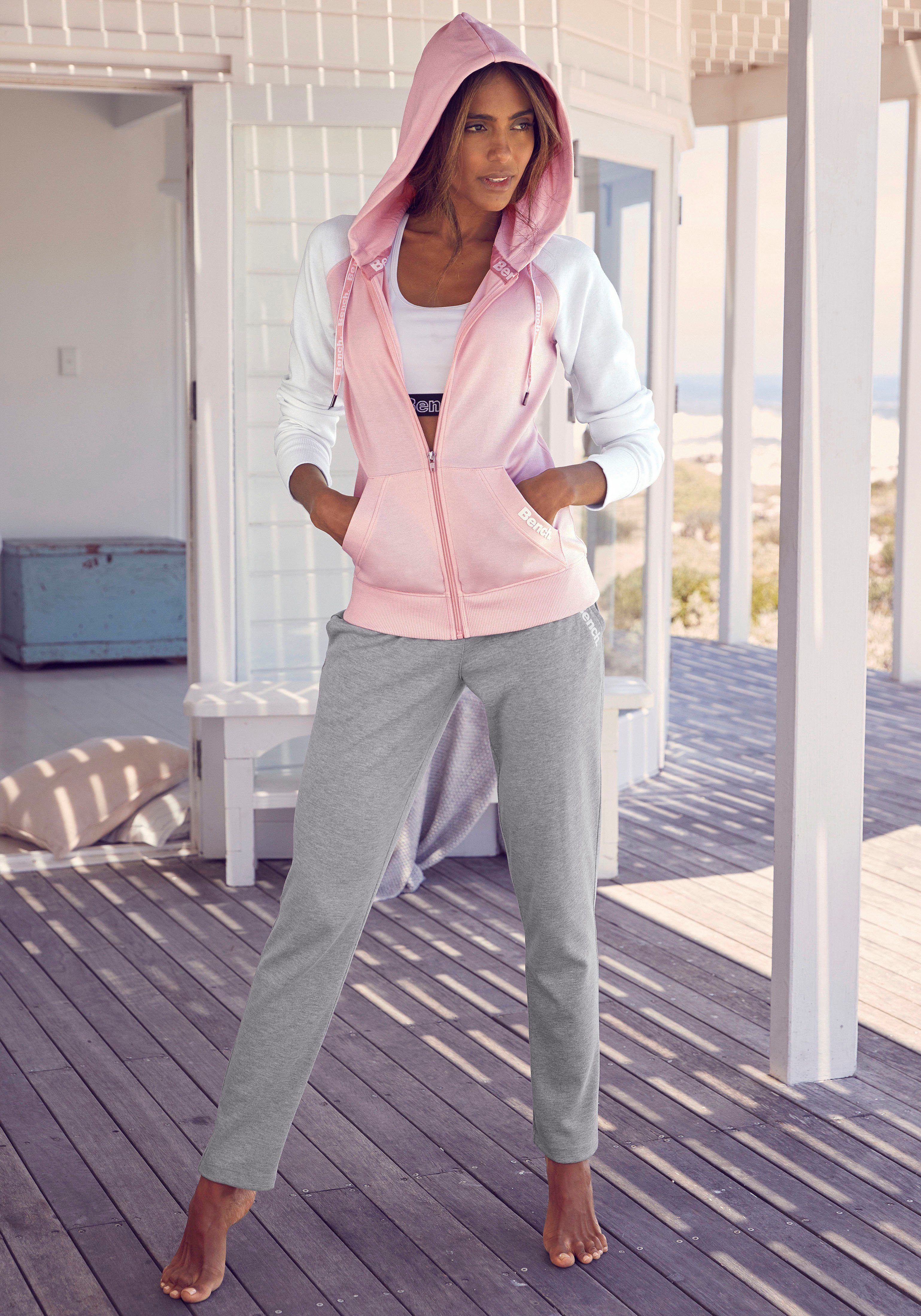 Bench. Loungewear Kapuzensweatjacke mit farblich abgesetzten Ärmeln, Loungeanzug
