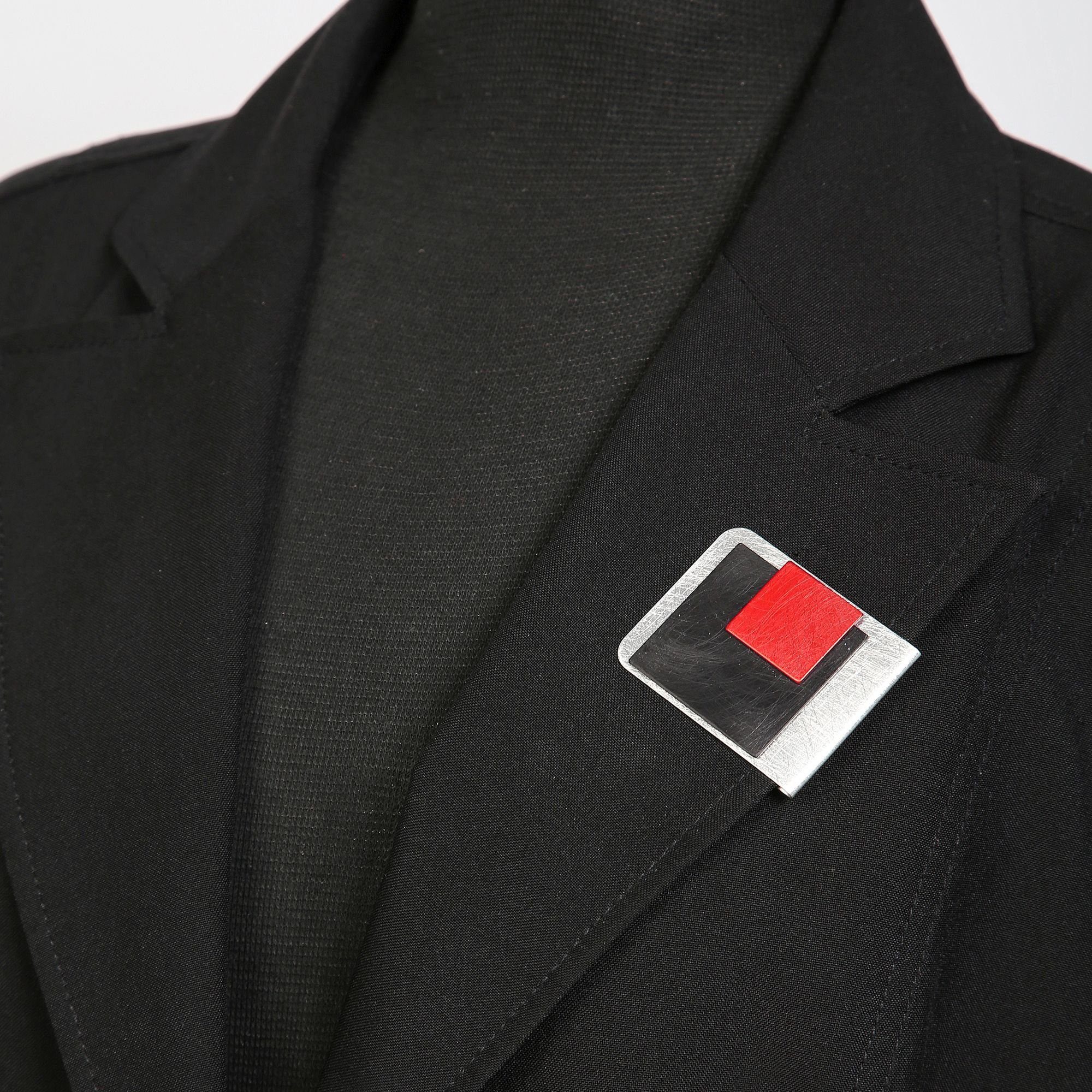 DeMarie Brosche Kragenklemme aus Aluminium gebürstet + gewolkt