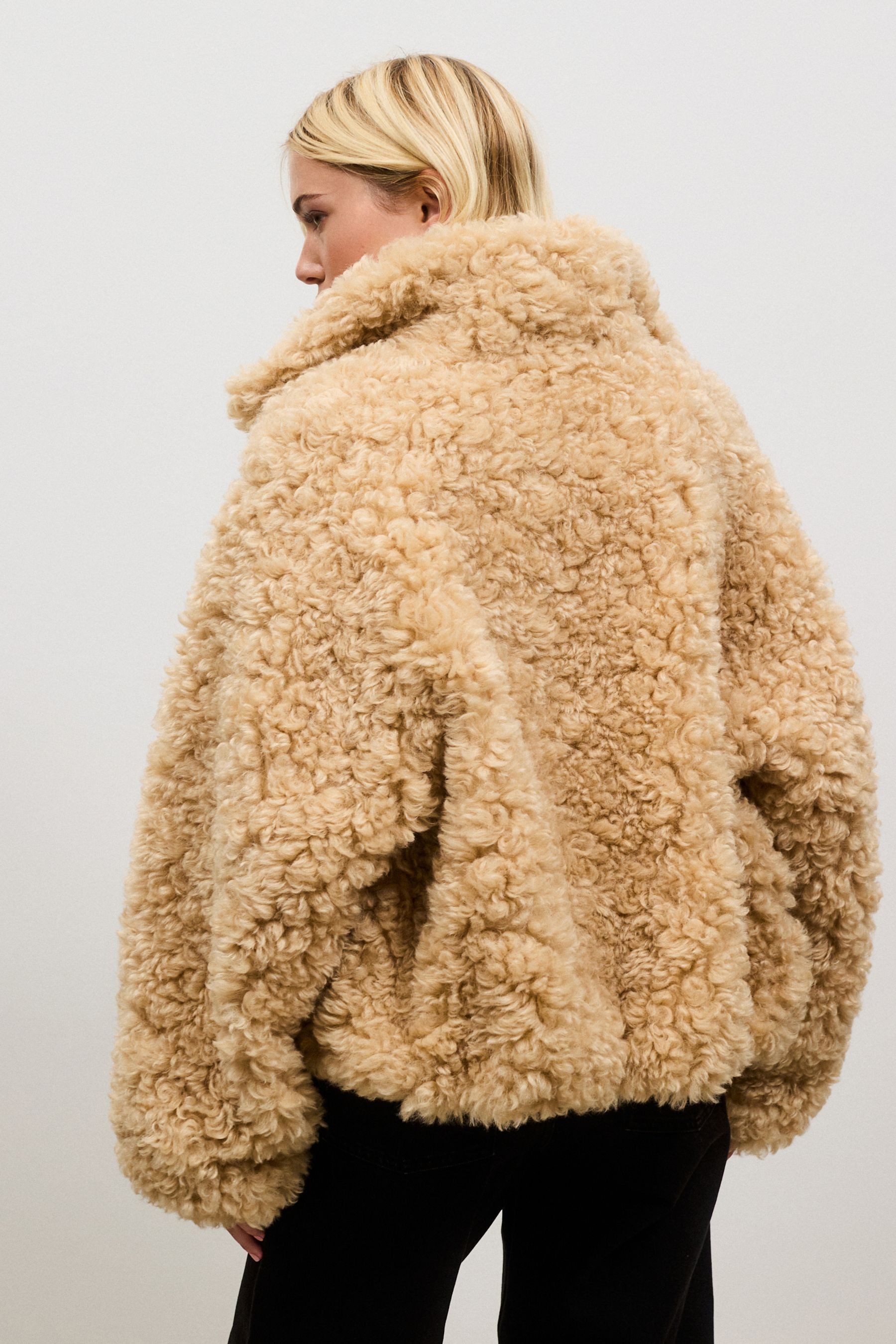 Next Fellimitatjacke Mantel aus lockigem Kunstfell (1-St) – Bild 2 von 5