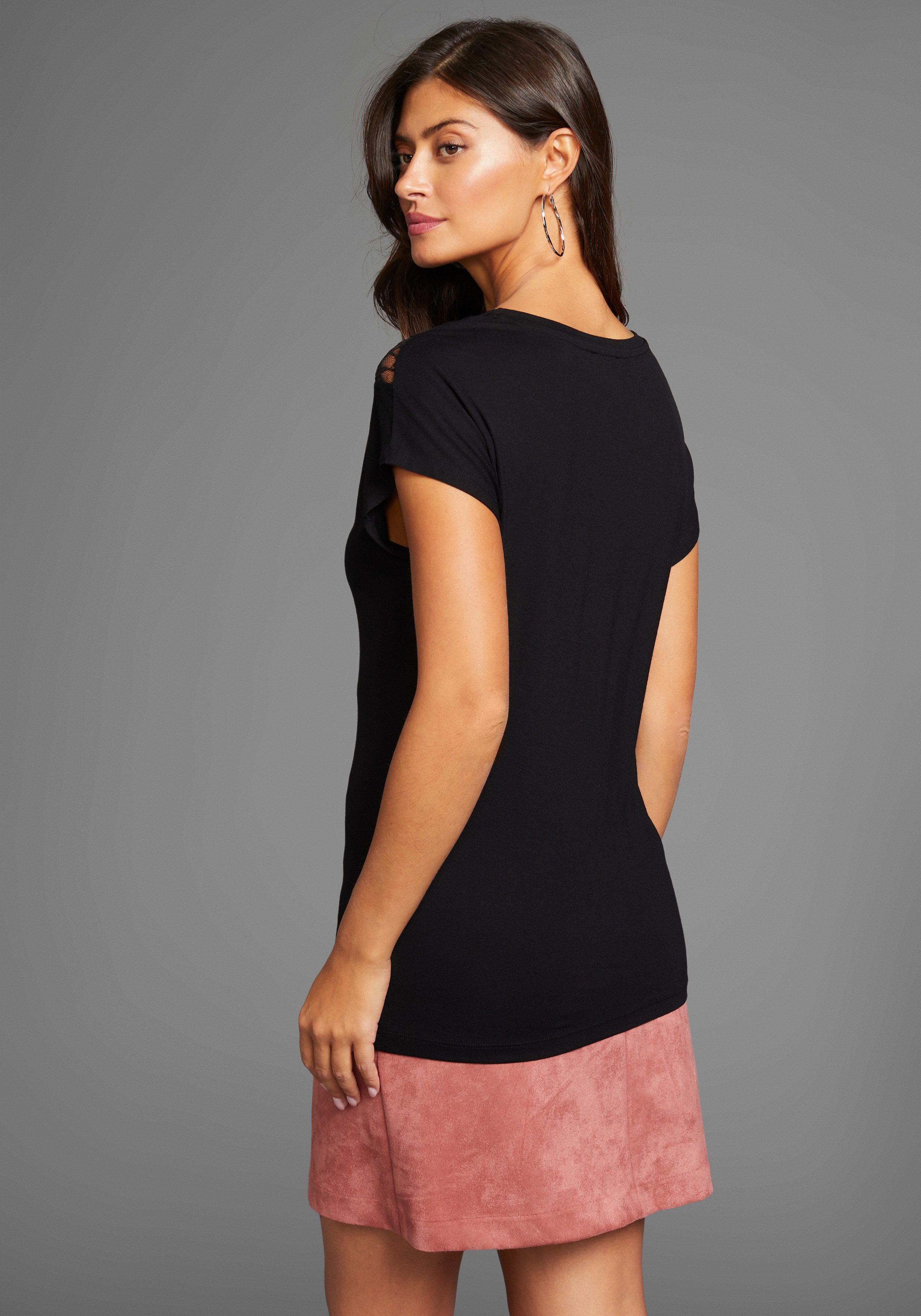 Laura Scott Rundhalsshirt angeschnittene Kurzarmärmel, figurumspielende Passform