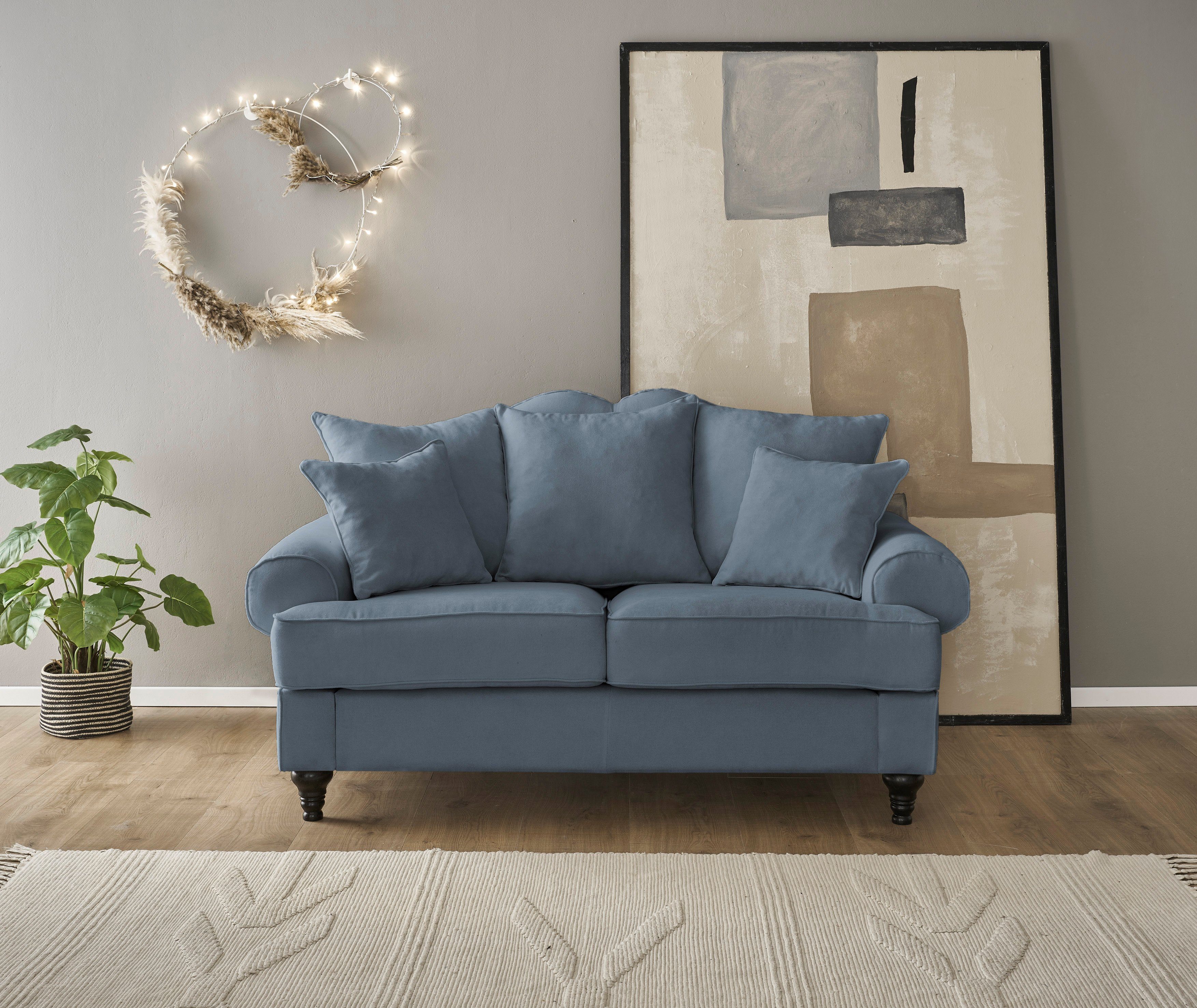 OTTO home 2-Sitzer Westminster, Sofa im Landhausstil, Couch mit Zierkissen, Federkern-Polsterung, gedrechselter Fuß, hochwertiger Microfaserbezug