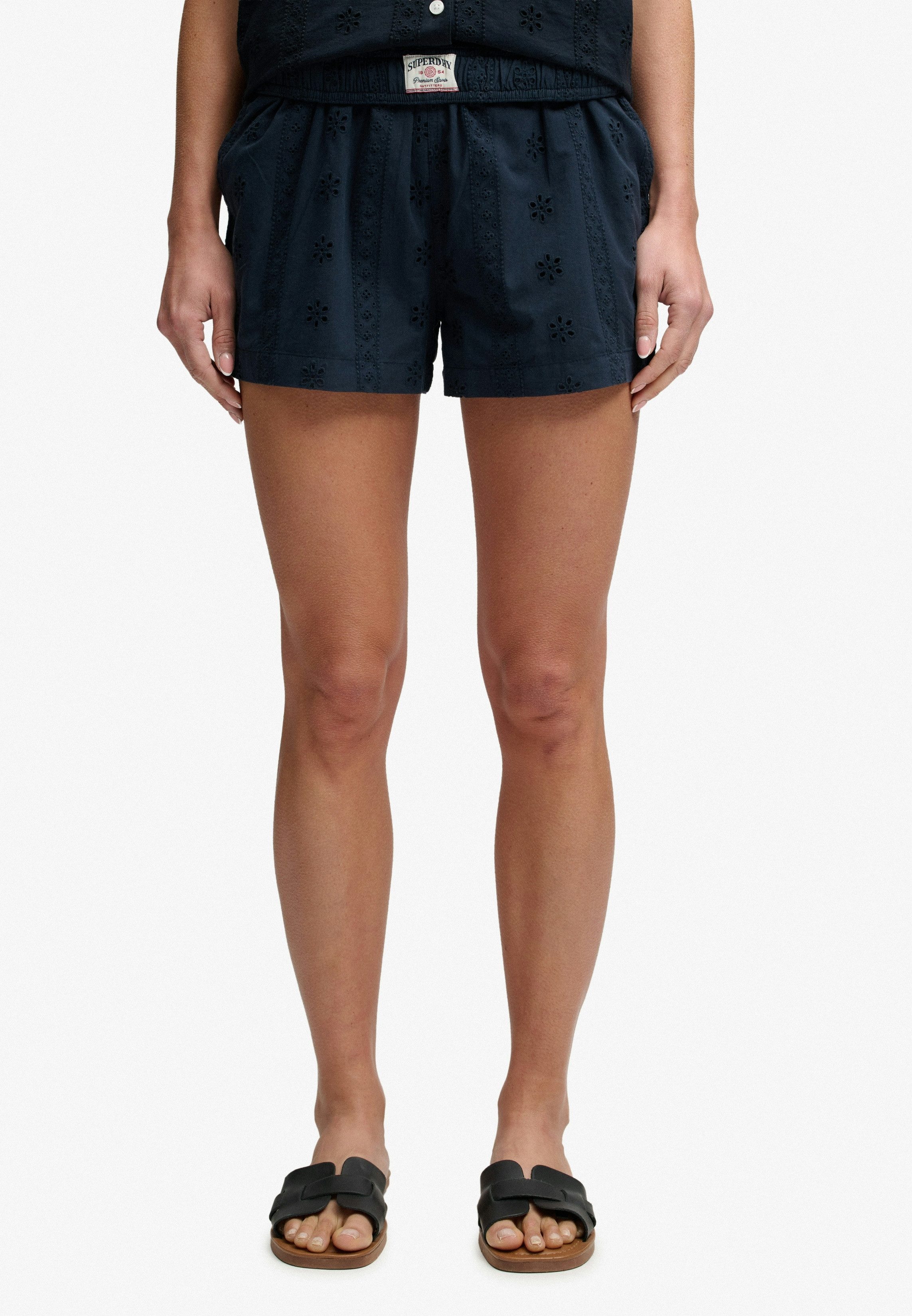Superdry Shorts COTTON BRODERIE BEACH SHORTS mit hübscher Lochstickerei