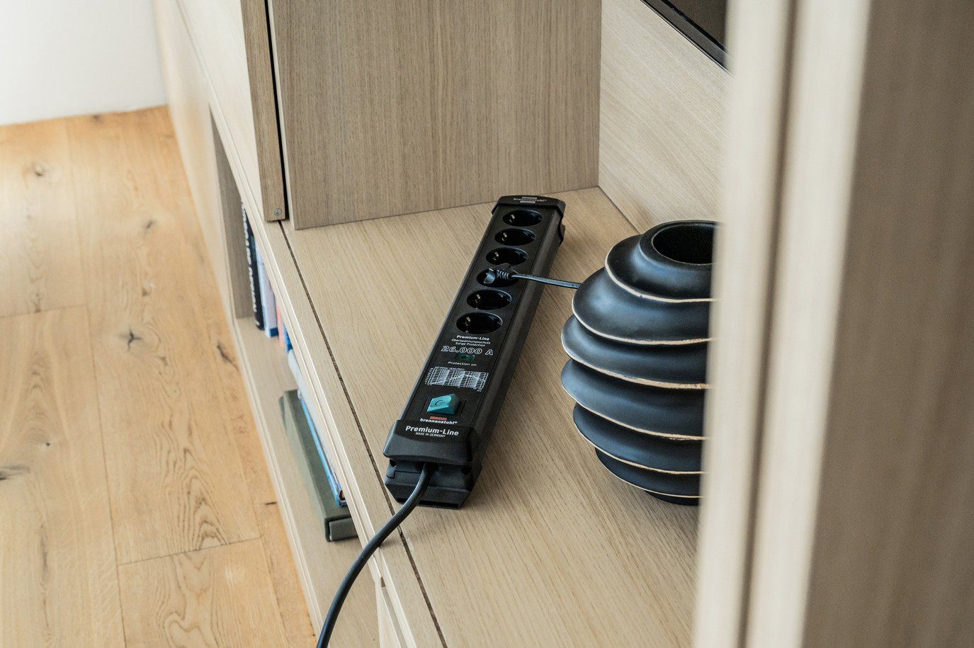 Brennenstuhl Premium-Line Steckdosenleiste 6-fach (Kabellänge 1,8 m), mit Überspannungsschutz bis zu 26.000A und Schalter