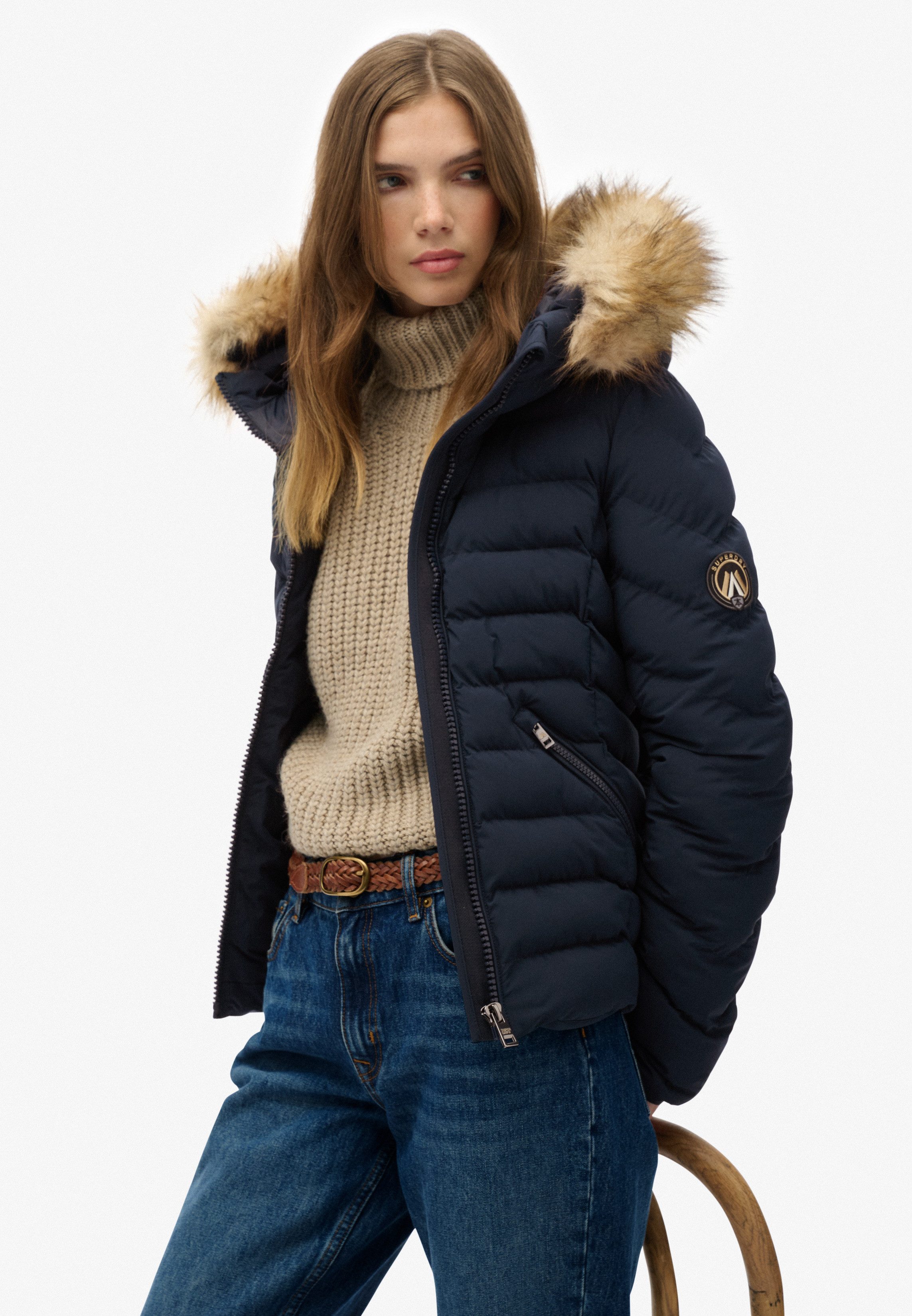 Superdry Steppjacke FUJI FAUX FUR HOOD PADDED JKT mit Markenlabel, Slim Fit, hochschließender Kragen, aus Webmaterial