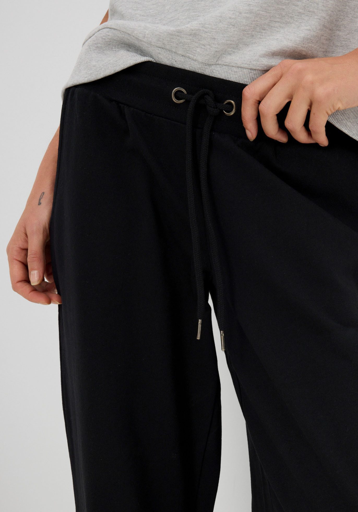 bonprix Jogginghose aus Baumwolle und Polyester, lockere Passform, elastische Bündchen