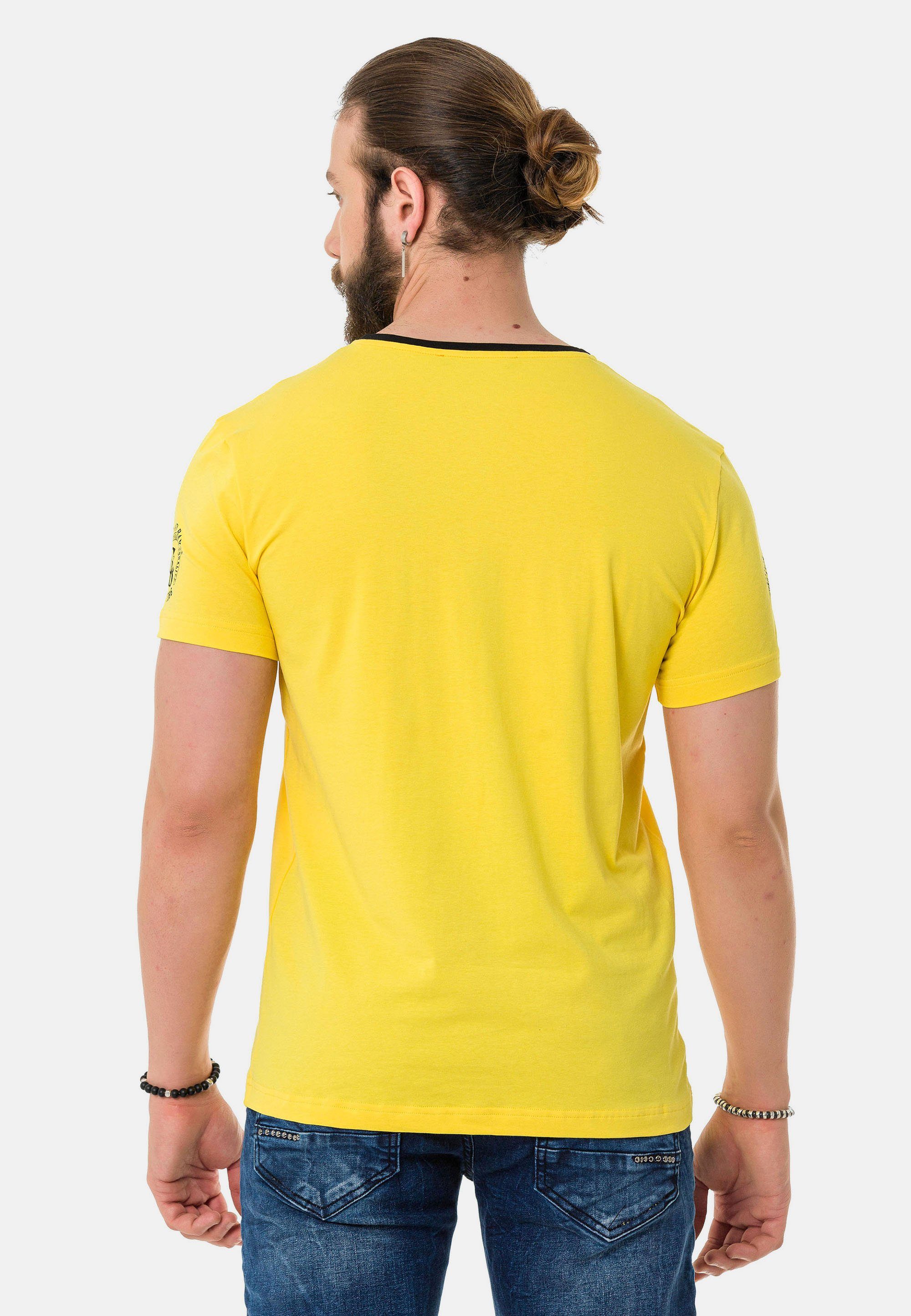Cipo & Baxx T-Shirt mit gelb Markenlogos dezenten