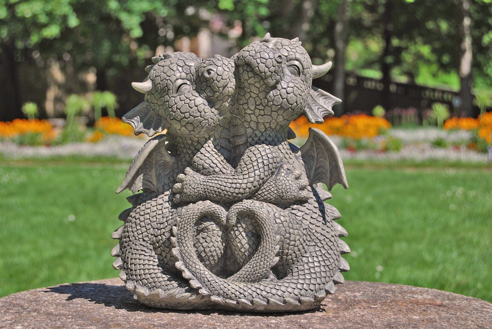 MystiCalls Gartenfigur Gartendrache - Modell kuschelnd - Dekofigur, (Einzelartikel, 1 St), Für Drinnen und Draußen, wetterfest, nicht frostfest
