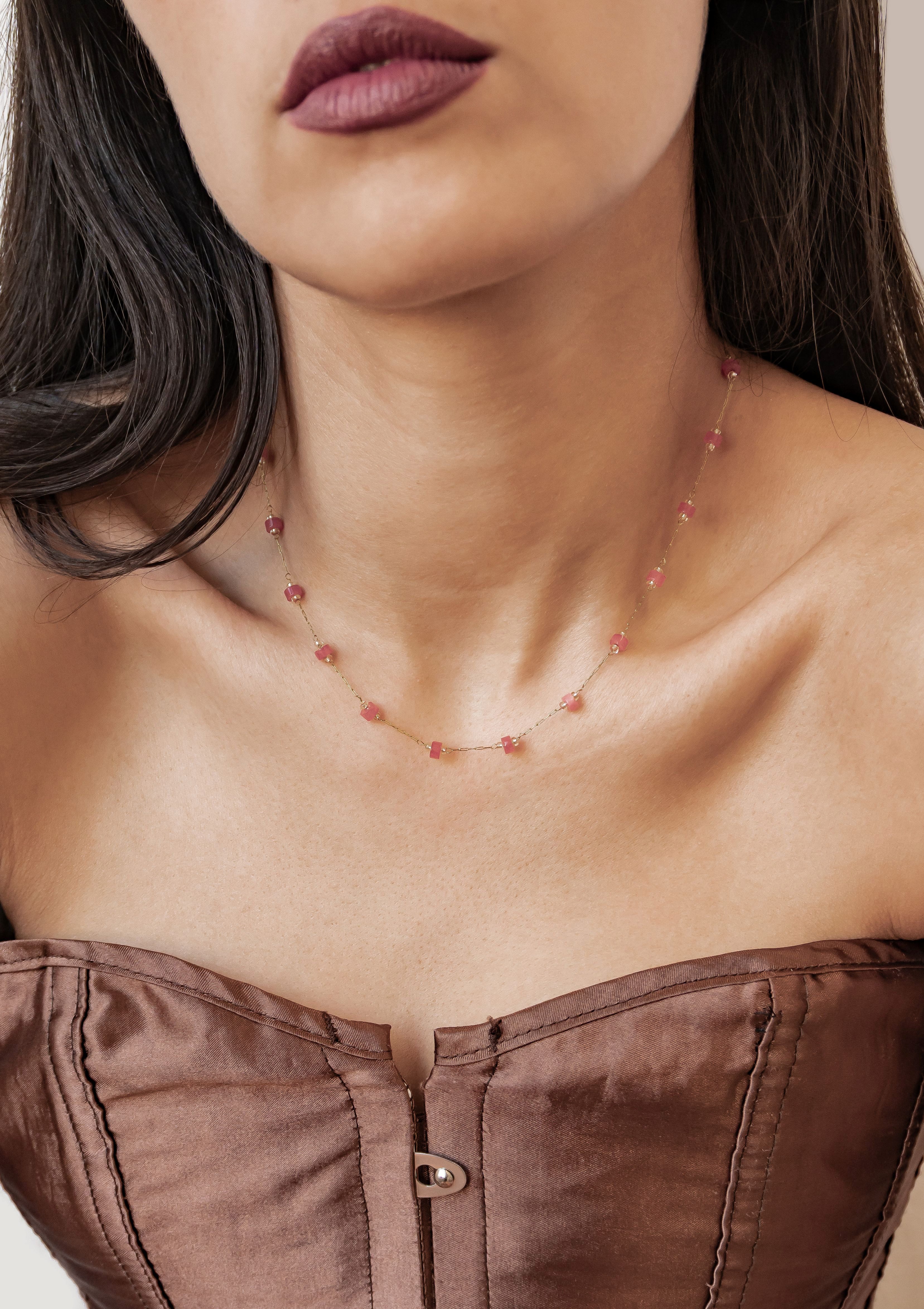 Hey Happiness Charm-Kette mit korallfarbenen Steinchen, Bead Schmuck, Farbige Damen Halskette mit bunten Elementen, für Strand & Sommer