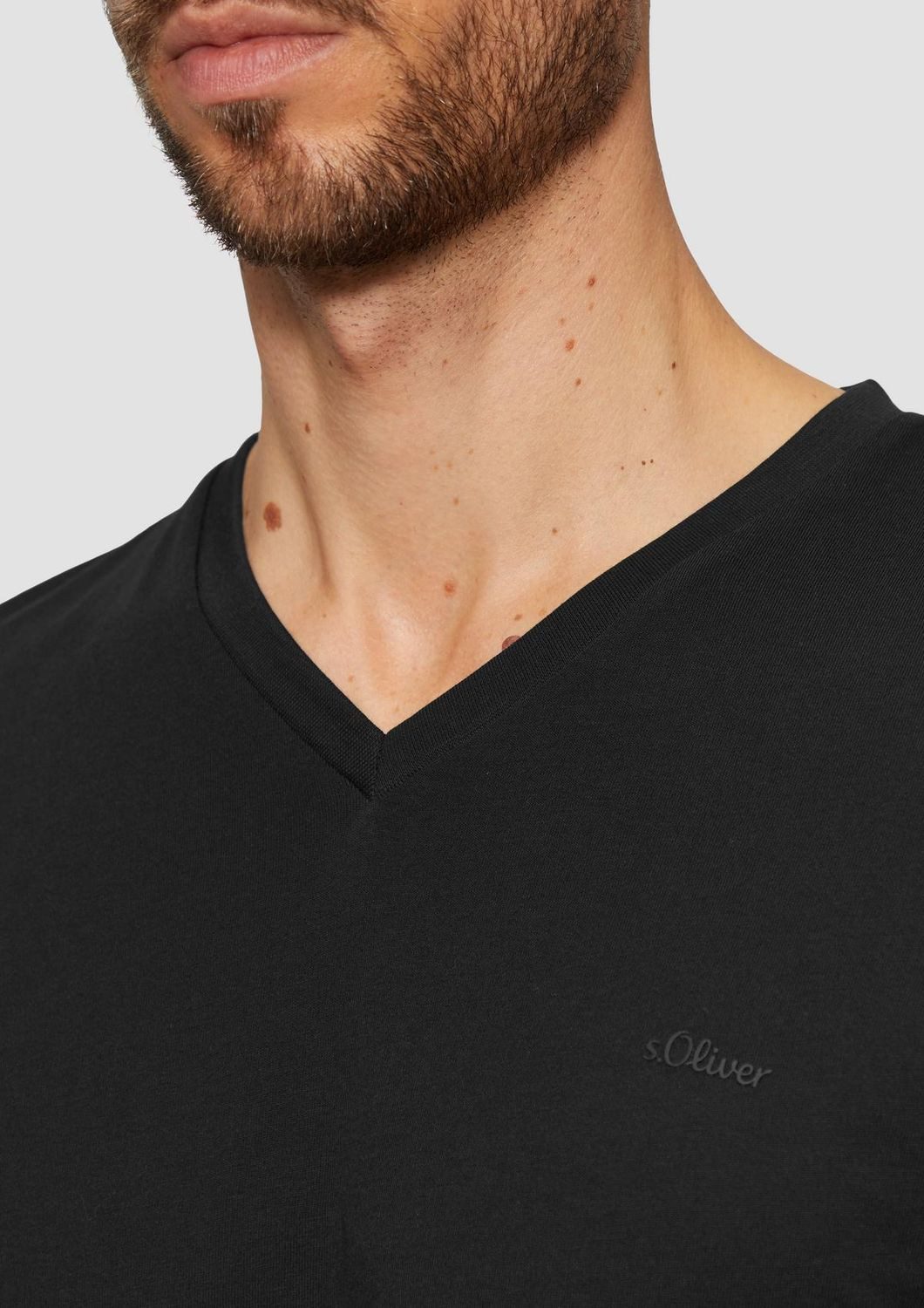 s.Oliver T-Shirt V-Ausschnitt, mit Logo auf der Brust