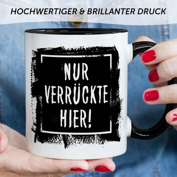 GRAVURZEILE Tasse mit Spruch - "Nur Verrückte hier!", Keramik, Farbe: Schwarz & Weiß