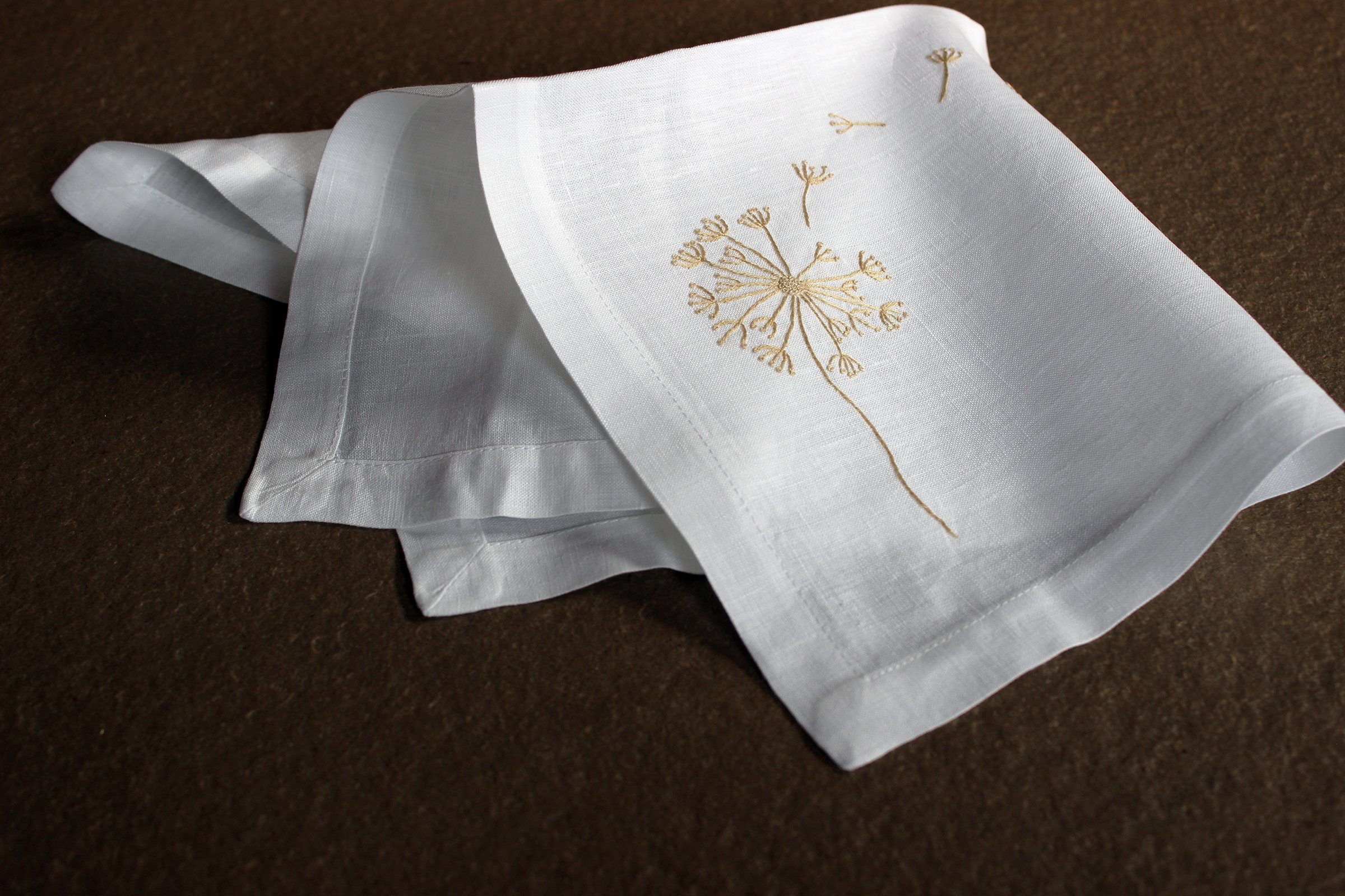 Indradanush Stoffserviette 4er Set Leinen Stoffservietten 40x40 cm Pusteblume bestickt, (Set, 4 Stück Stoffservietten), nachhaltig, von Hand bestickt