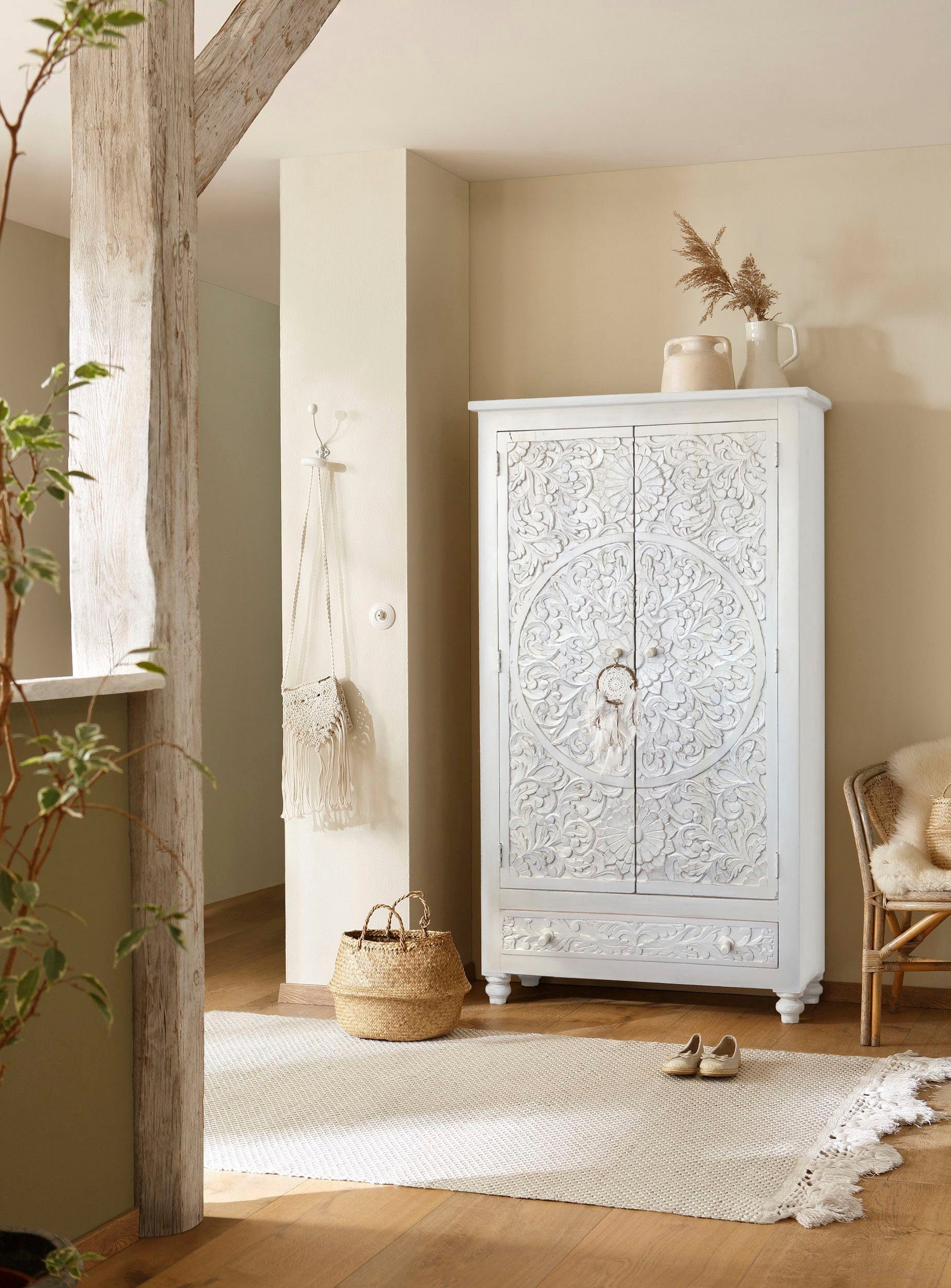 OTTO home Kleiderschrank Fenris pflegeleichtes Mangoholz, mit dekorativen Schnitzereien, Höhe 180 cm