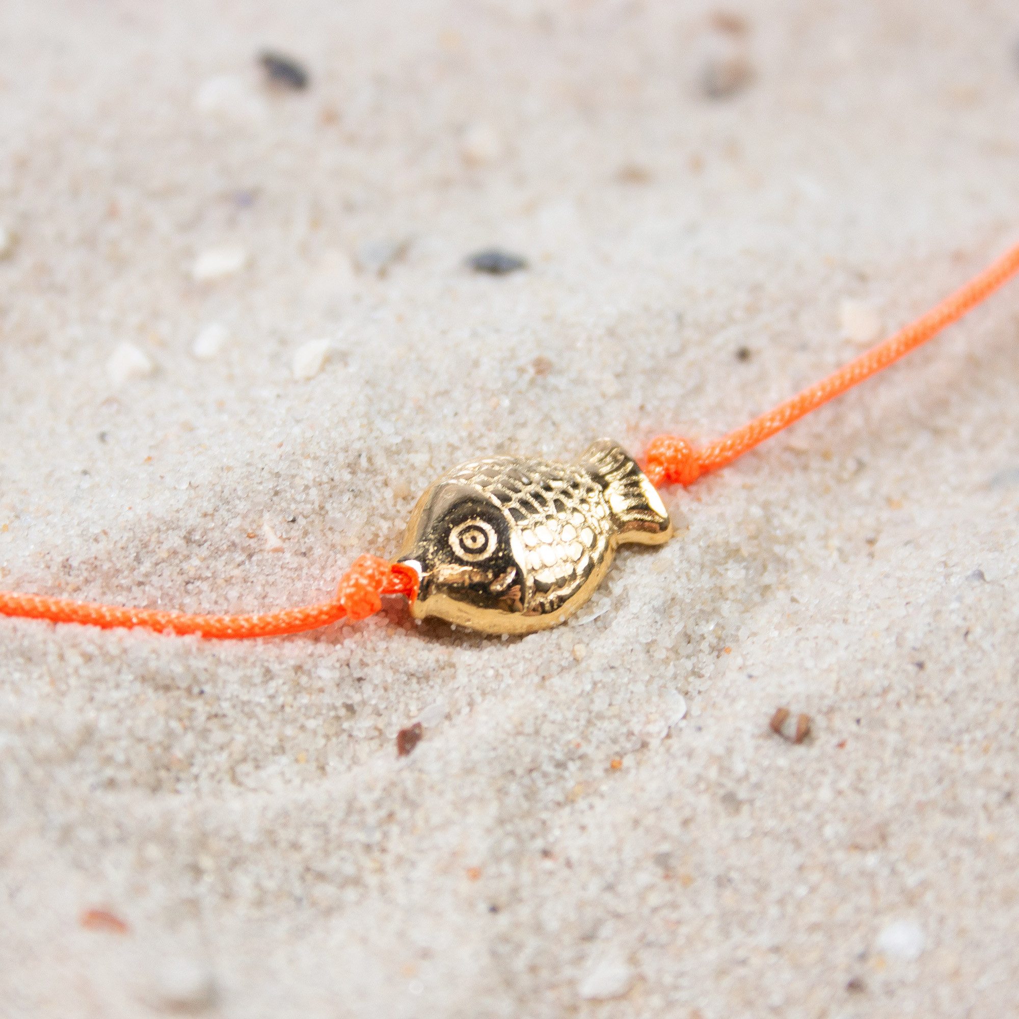 Bow & Hummingbird Armband Set Armband auf Karte - Fisch - Gegen den Strom, 24 Karat vergoldeter Anhänger