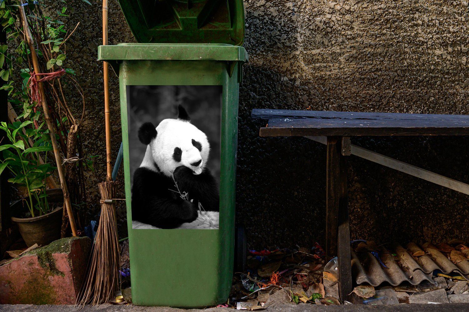 MuchoWow Wandsticker - (1 Container, Ein und St), schwarz Sticker, Abfalbehälter Mülltonne, fressender weiß Mülleimer-aufkleber, Panda