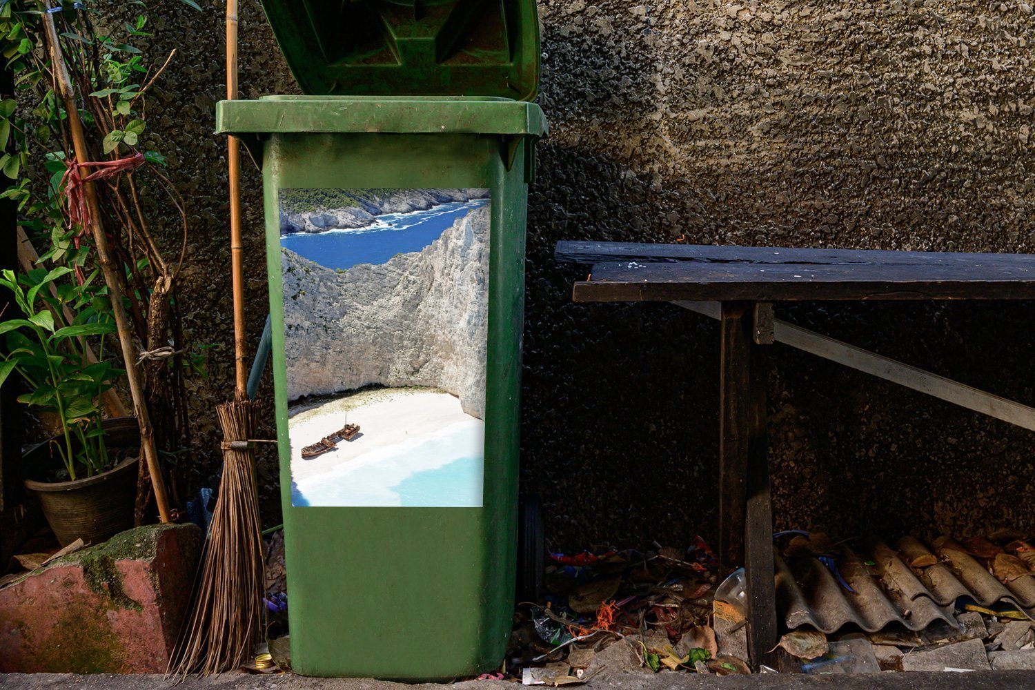 Luftaufnahme von Schiffswrack einem St), mit Beach Sticker, MuchoWow Wandsticker Abfalbehälter Navagio alten Mülltonne, Mülleimer-aufkleber, Container, (1