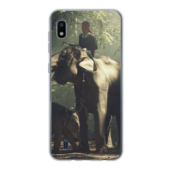 MuchoWow Handyhülle Elefantentrainer mit einem Elefanten und seinem Baby im Wald Handyhülle Samsung Galaxy A10 Smartphone-Bumper Print Handy