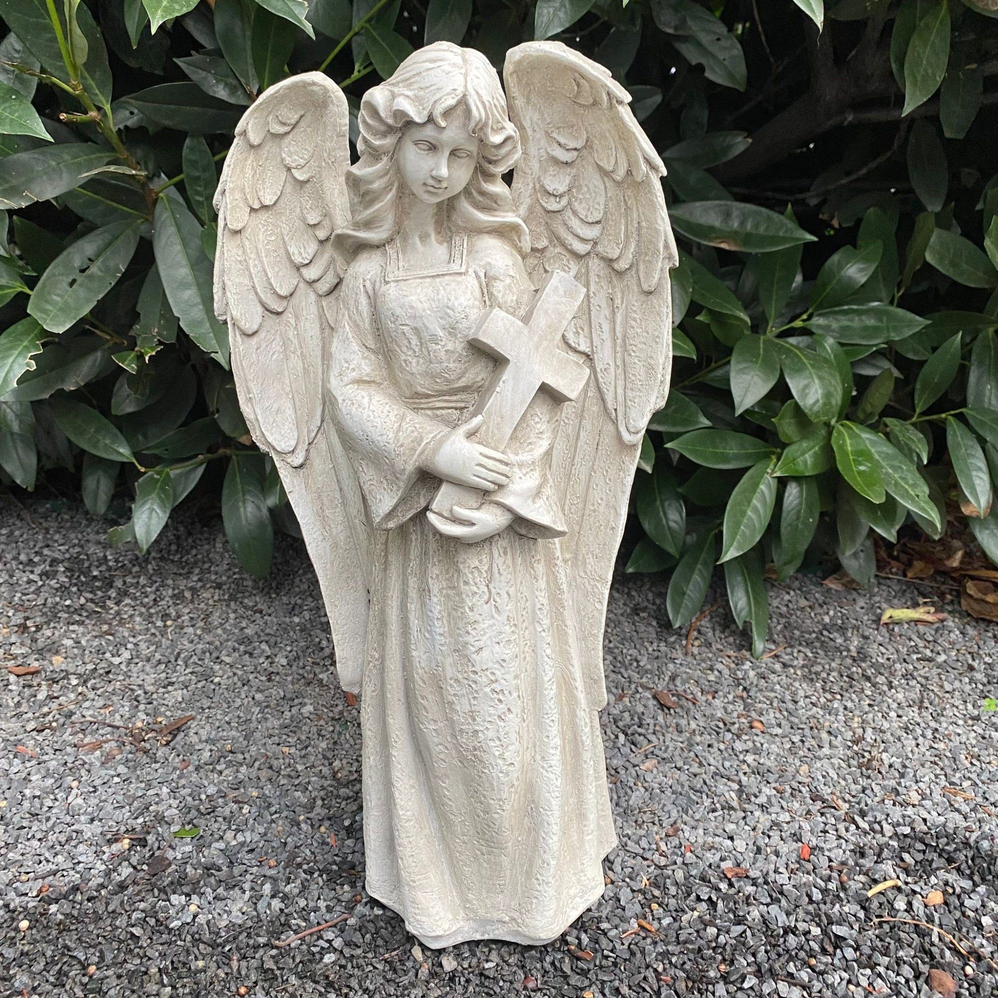 Aspinaworld Gartenfigur Engel Figur mit Kreuz in der Hand 45 cm Gartendeko