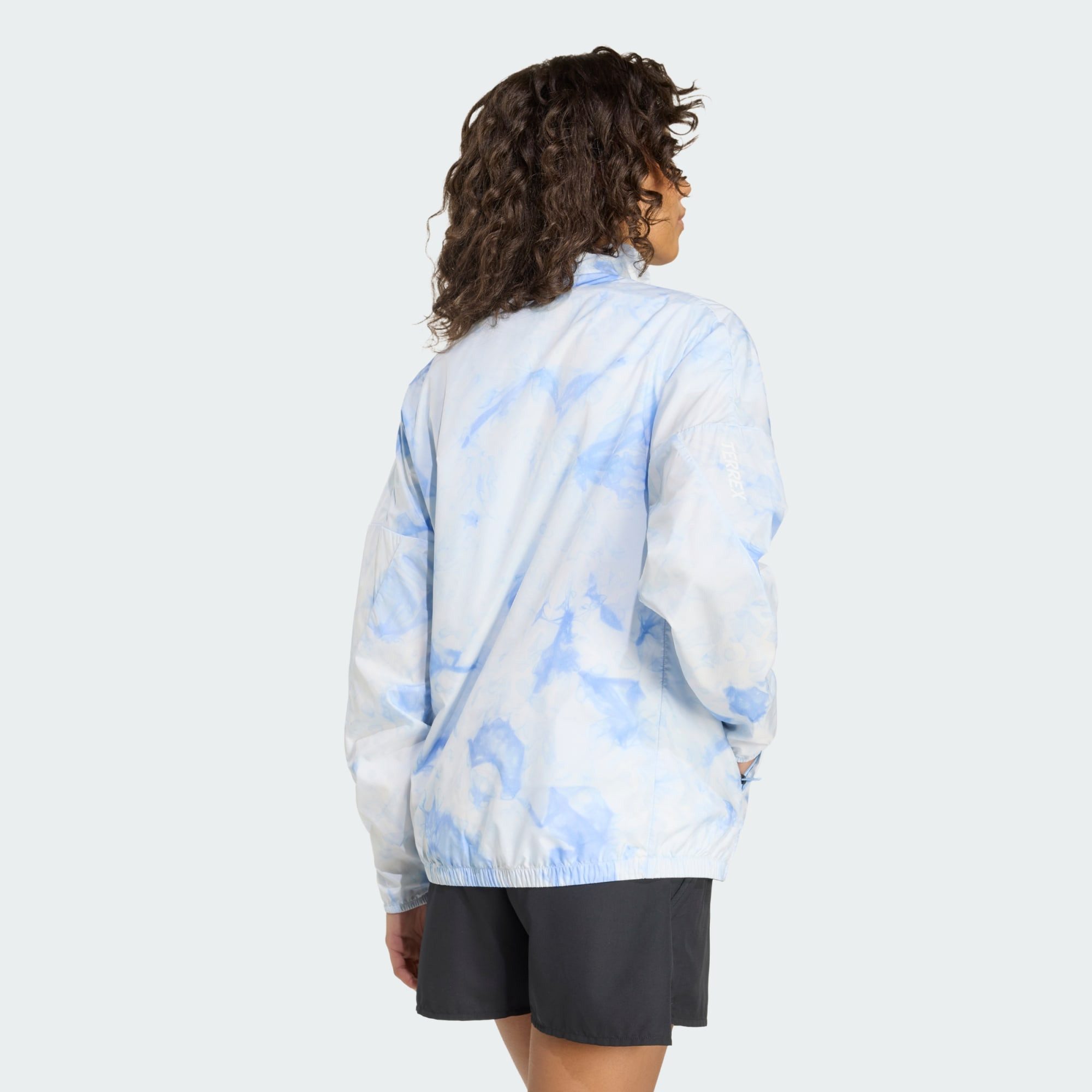 adidas TERREX Funktionsjacke TERREX MULTI SPRAY DYE CLIMA365 WINDJACKE (1-St)