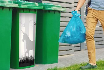 MuchoWow Wandsticker Eine Illustration eines Einhorns in einem nebligen Wald - Mädchen - (1 St), Mülleimer-aufkleber, Mülltonne, Sticker, Container, Abfalbehälter