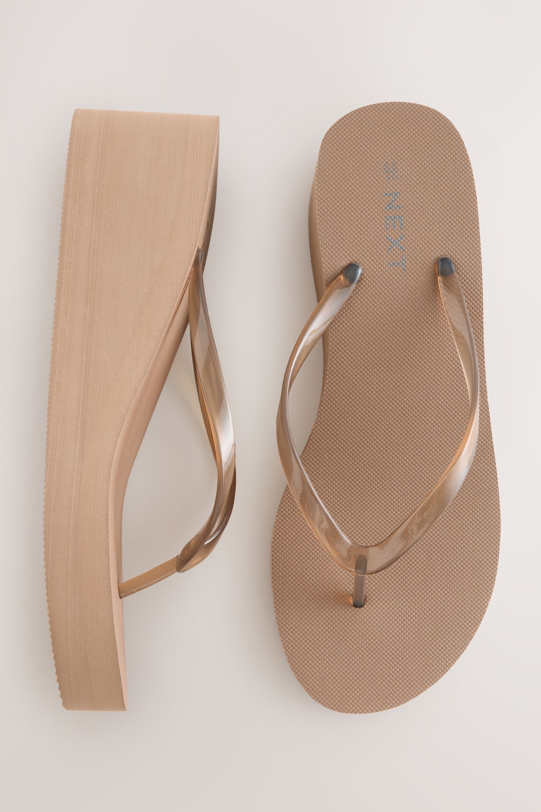 Next Zehentrenner mit Keilabsatz Keilsandalette – Bild 3 von 5