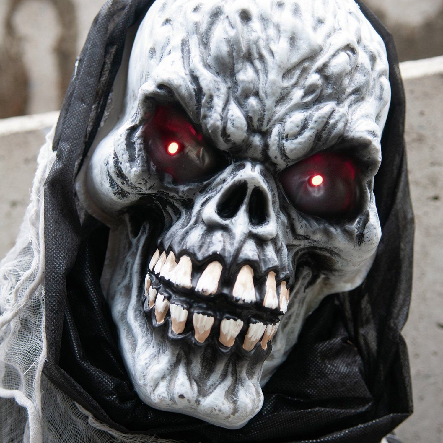 bewegte, DEATH Halloween - SATISFIRE Zomiefigur 68cm Dekofigur gruselige Figur MAN,