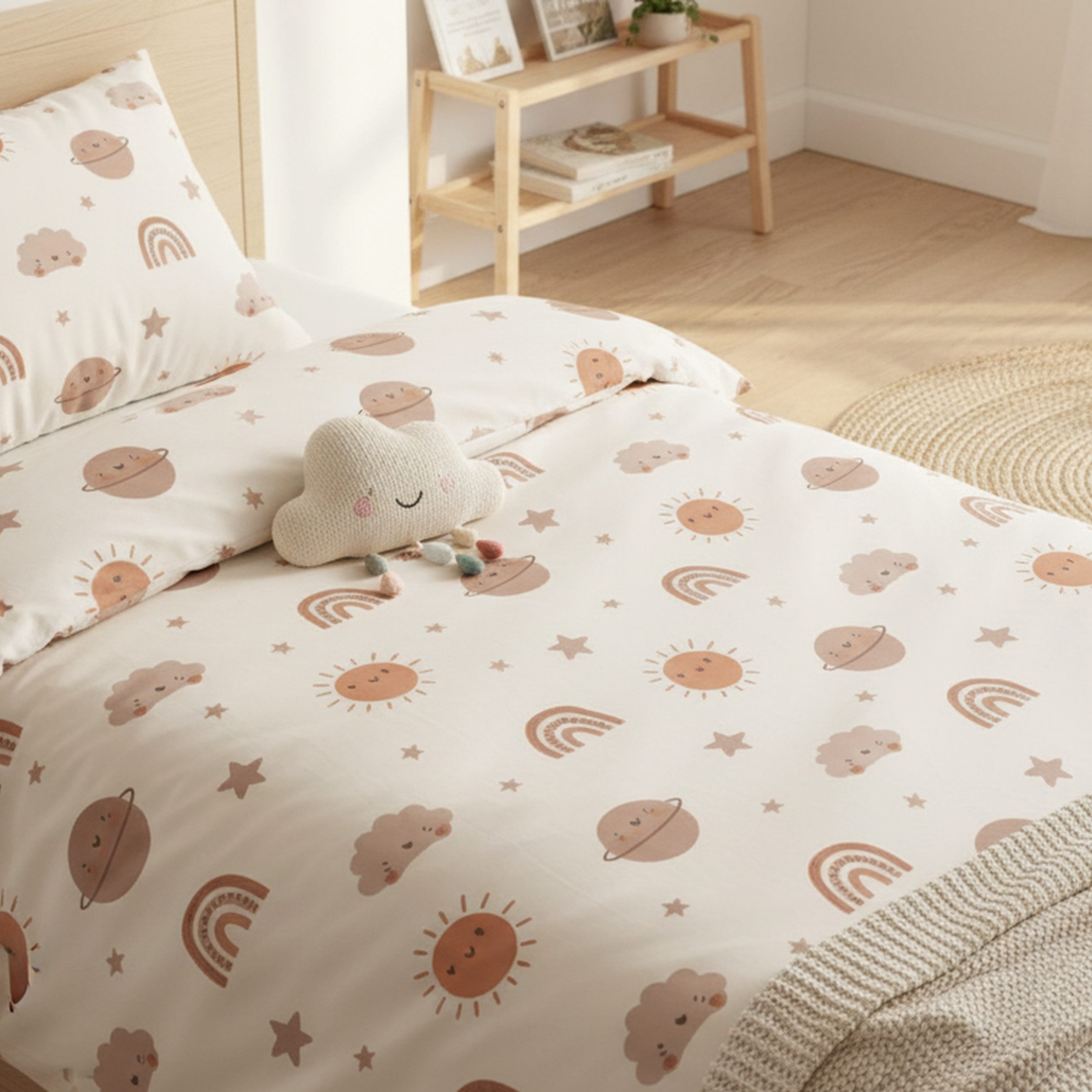 MTOnlinehandel Kinderbettwäsche Boho Dreams 135x200 + 80x80 cm in Renforcé, Weiß/ Beige, 100% Baumwolle, 2 teilig, himmlisches Bettwäsche- Set mit Sonne, Regenbogen, Planet, Wolke