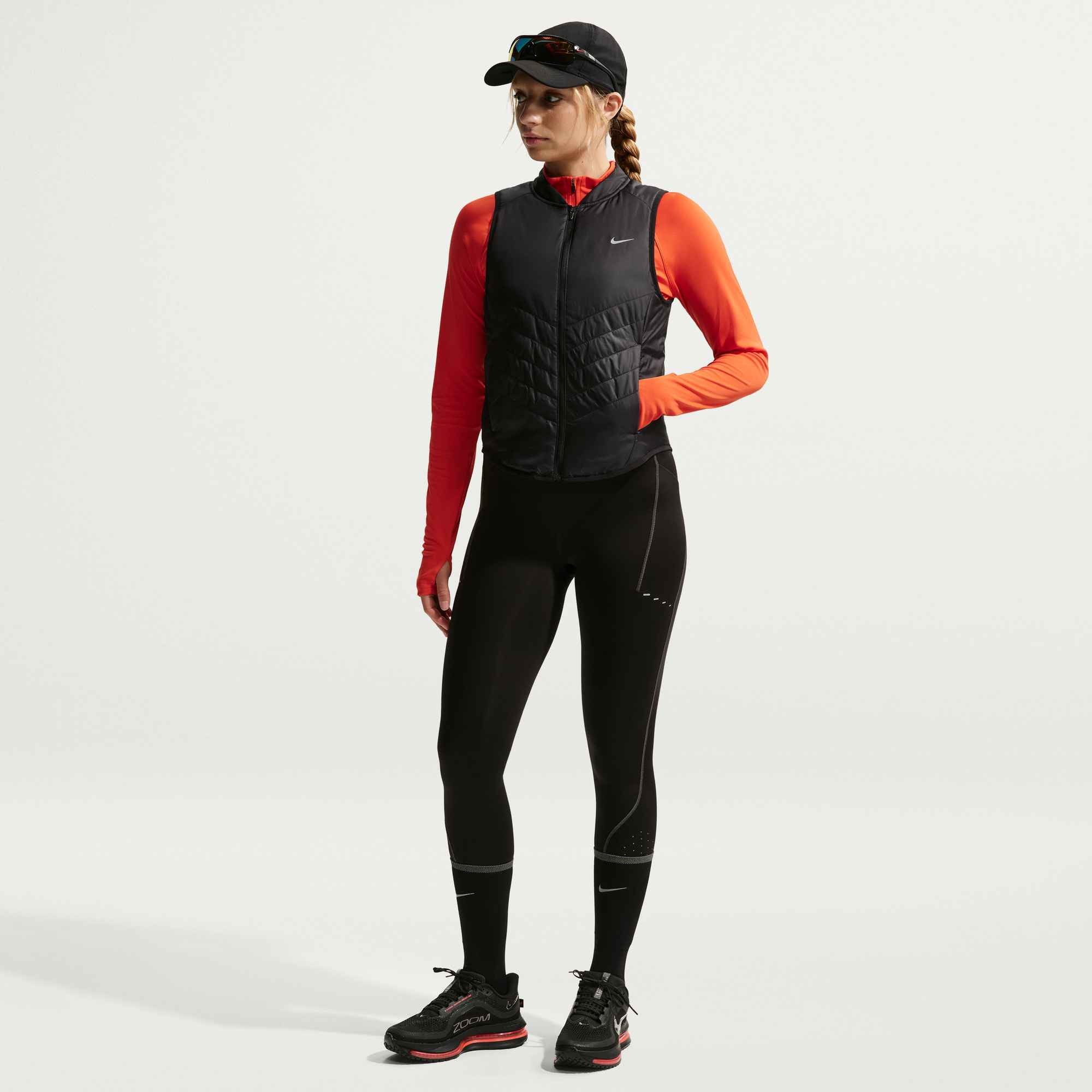 Nike Funktionsweste W NK TEMPO RPL WRM VEST mit minimalistischem Kragen, wasserabweisend, pflegeleicht