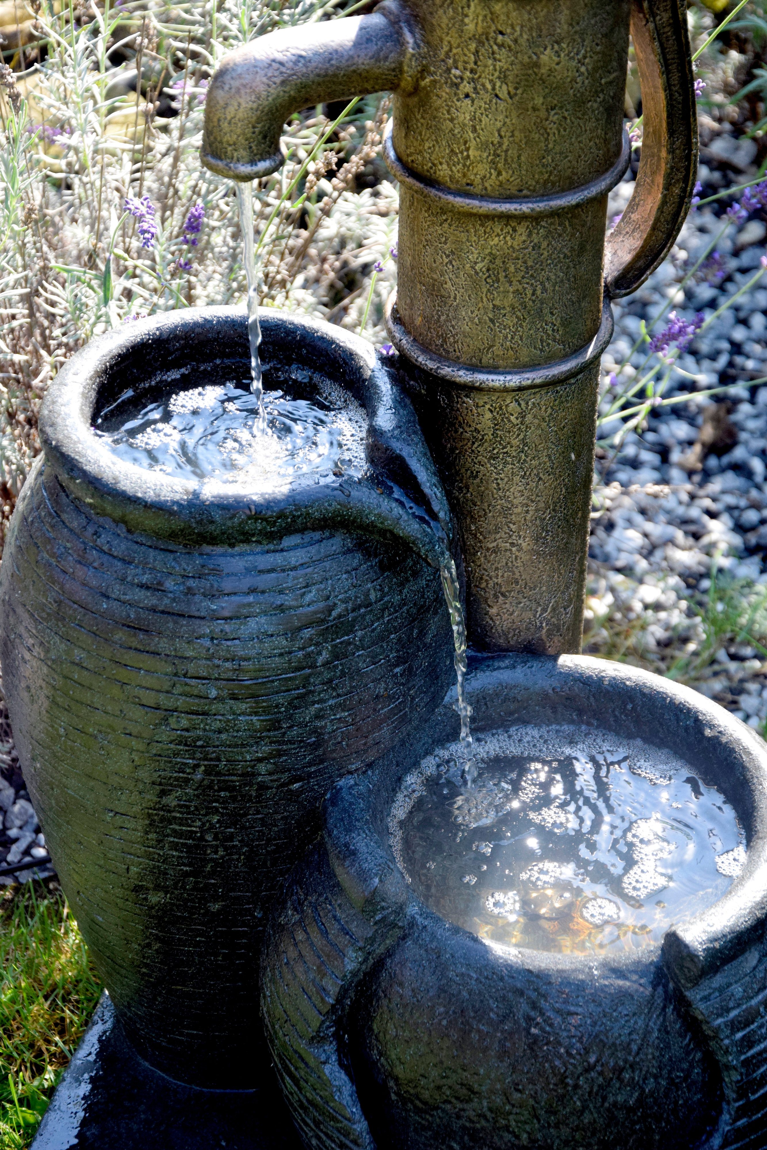 dobar Gartenbrunnen Großer Design-Gartenbrunnen mit Zier-Handpumpe